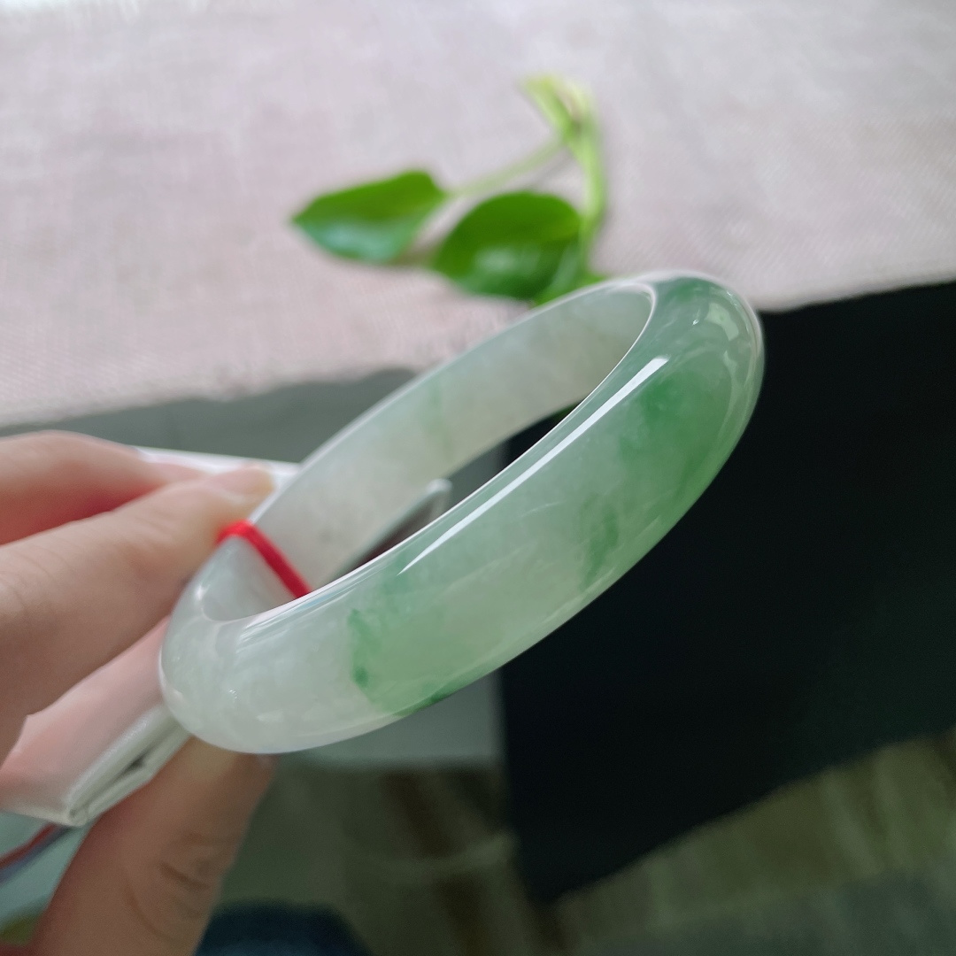 56.6/13.1/8.6，飘绿正圈，水头好，种老，翠色鲜活，充满活力和希望，洒金，ss50182a