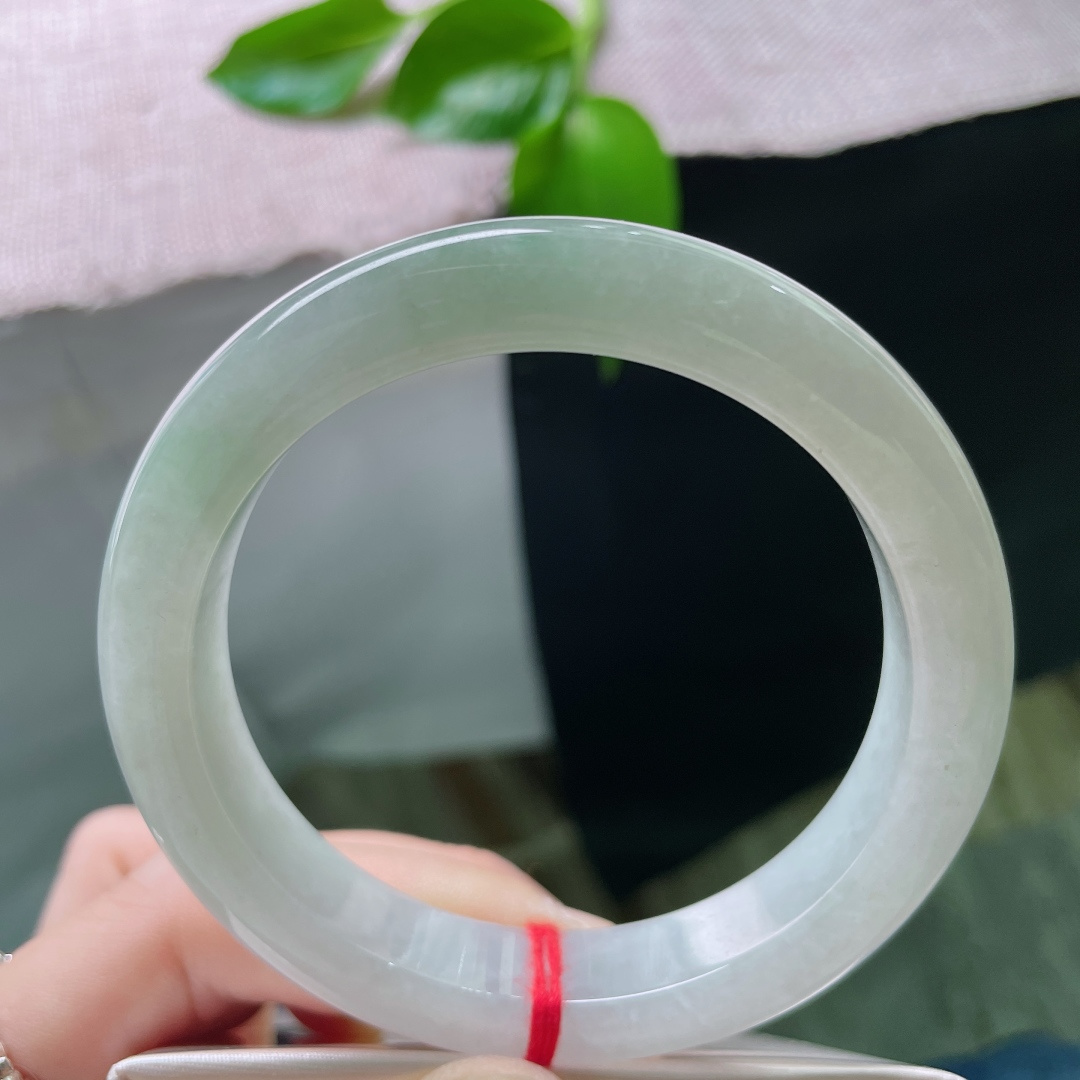 57.5/11.7/8.7，浅绿底正圈，质地温润细腻，水头好，从容自若，一点皮纹不显，ss48140