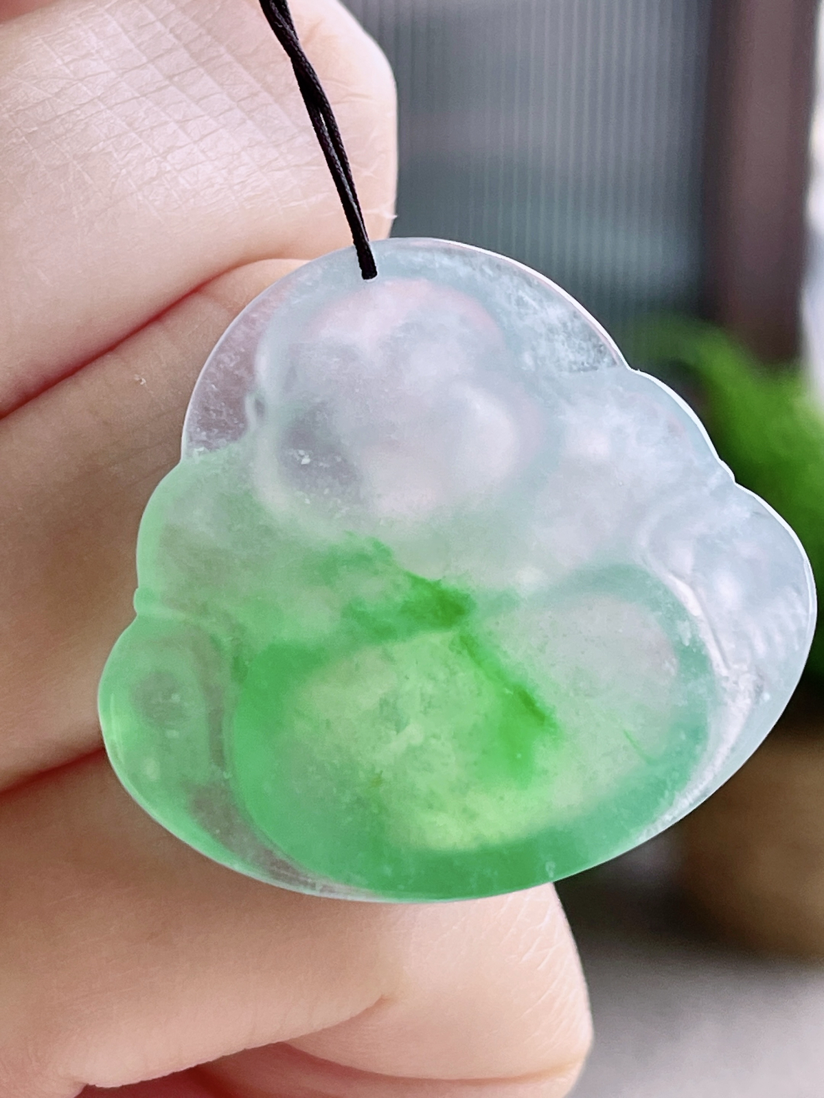 【裸石】一刀切，高冰金丝阳绿佛公吊坠
【说明】缅料 性价比高  
【尺寸】29.7-32.7-6