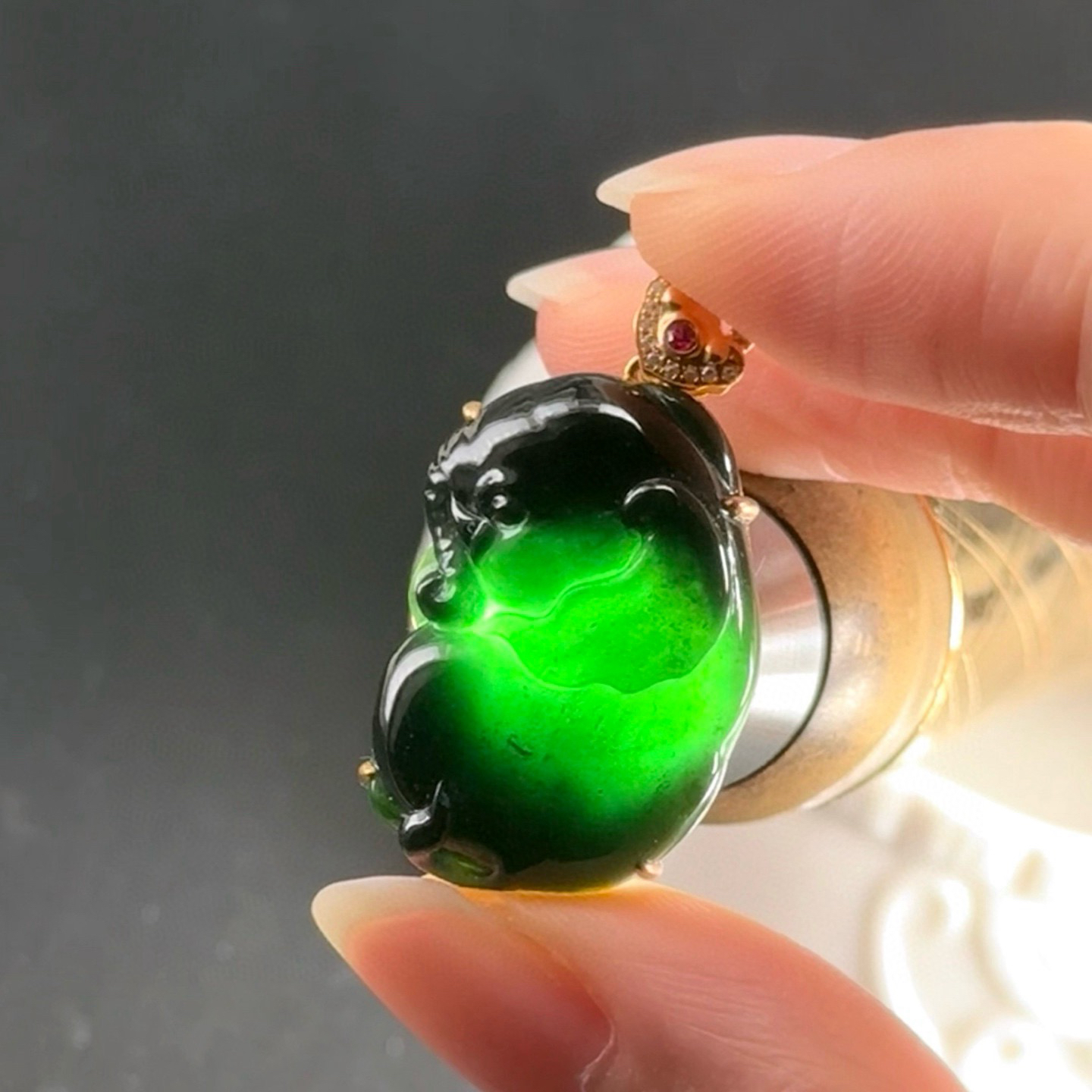 精品18k墨翠小象吊坠 种好色正 黑度极好 打灯通透 油性十足 尺寸31.6