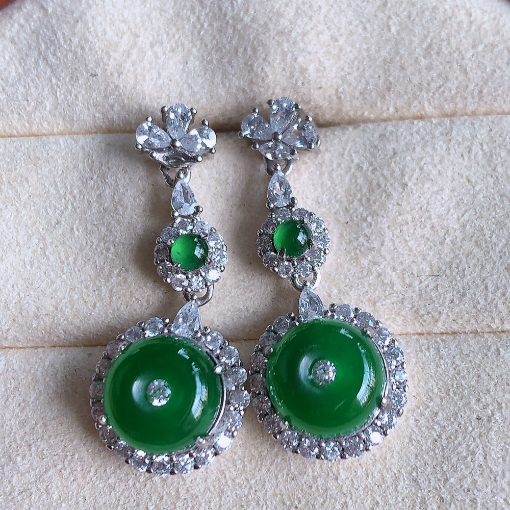 冰满绿翡翠925银镶嵌耳钉，自然光实拍，翠色灵动，颜色漂亮，种老水足，品相佳，佩戴佳品！W481.31  取一整体尺寸：29-12.2-7.3mm  裸石尺寸：8.8mm