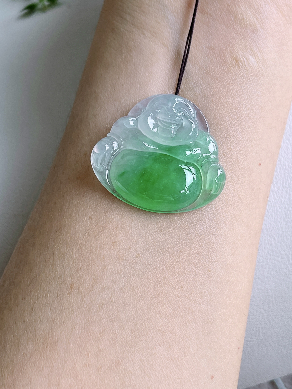 【裸石】一刀切，高冰金丝阳绿佛公吊坠
【说明】缅料 性价比高  
【尺寸】29.7-32.7-6