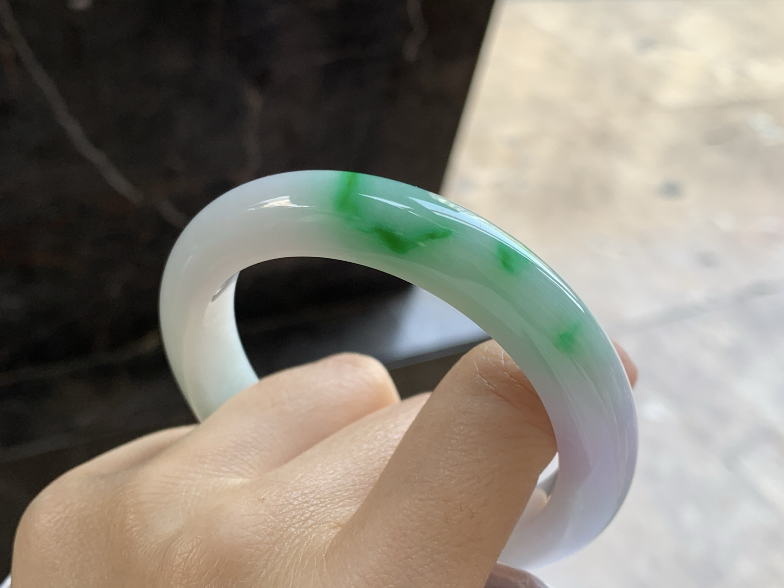 55-10.5-9

带色手镯^_^底子细腻 绿色浓郁