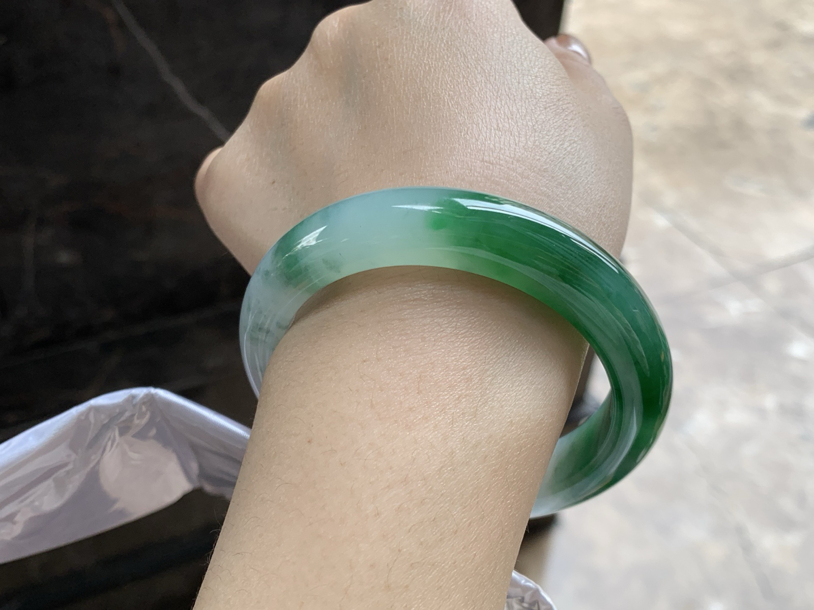 55.5-12.1-8.9

辣绿色手镯^_^有种有色～绿色浓郁漂亮