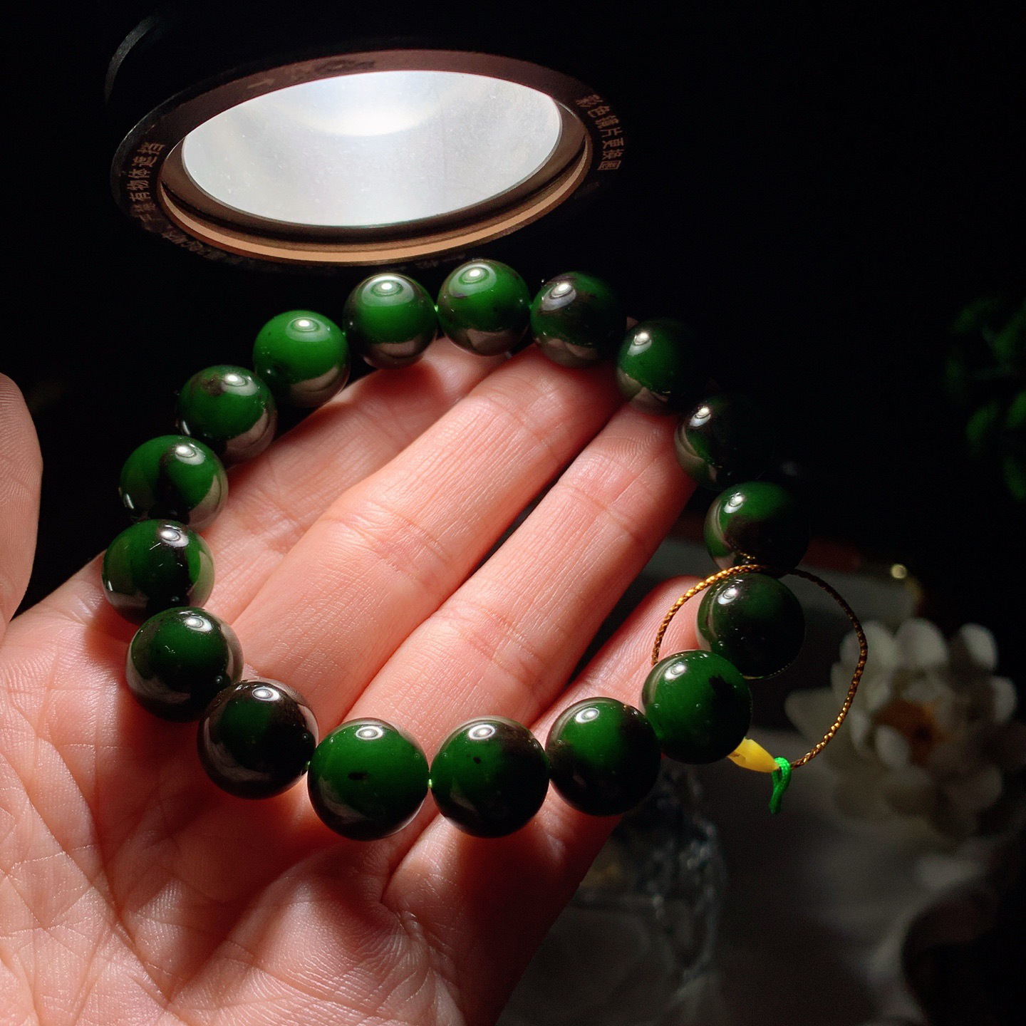 和田玉七号矿红皮料菠菜绿俄罗斯碧圆珠手串！单颗尺寸12！玉质细腻油润。手推出油。品相大气 lt260401