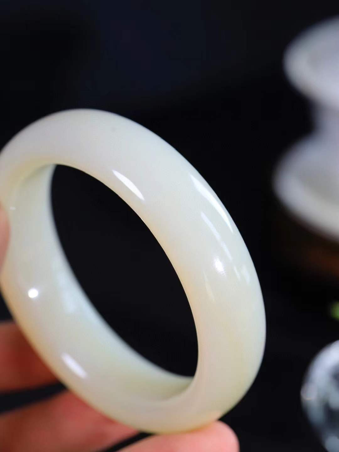 【情有独钟.手镯】

精品和田玉糖白玉手镯 玉质温润细腻 油性十足 手感舒适，高华雅逸，线条流畅，简约大气，美自天成，素雅高贵。佩戴于腕间，婉约之美，举手投足间透出那低调奢华。重94.8克 内径60.5mm 尺寸18.3-9.6mm   FDT-7943195