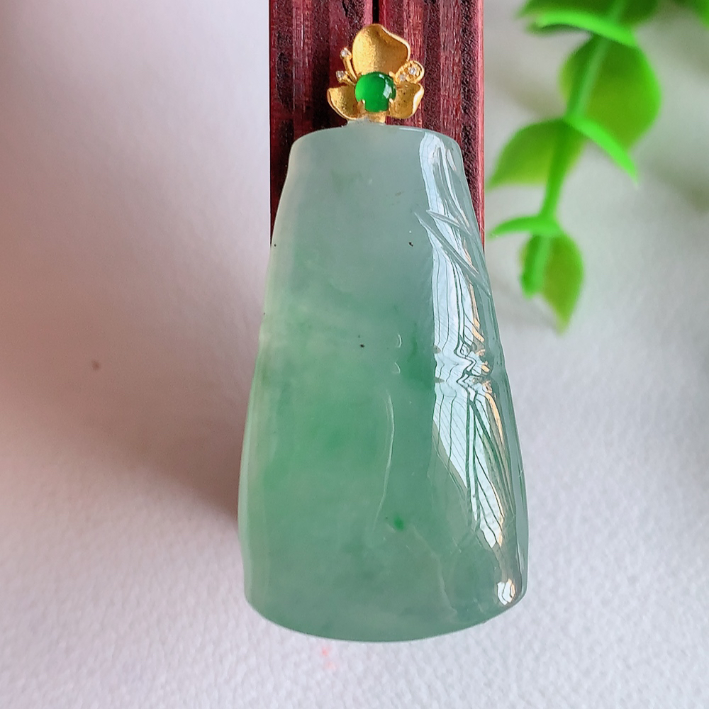 18k金扣冰润竹节翡翠吊坠，寓意“节节高升，官运亨通，前程似锦”竹节比喻美好品德，君子比德于玉，清秀高雅  W01.31  尺寸：32.5-18.6-6.8mm