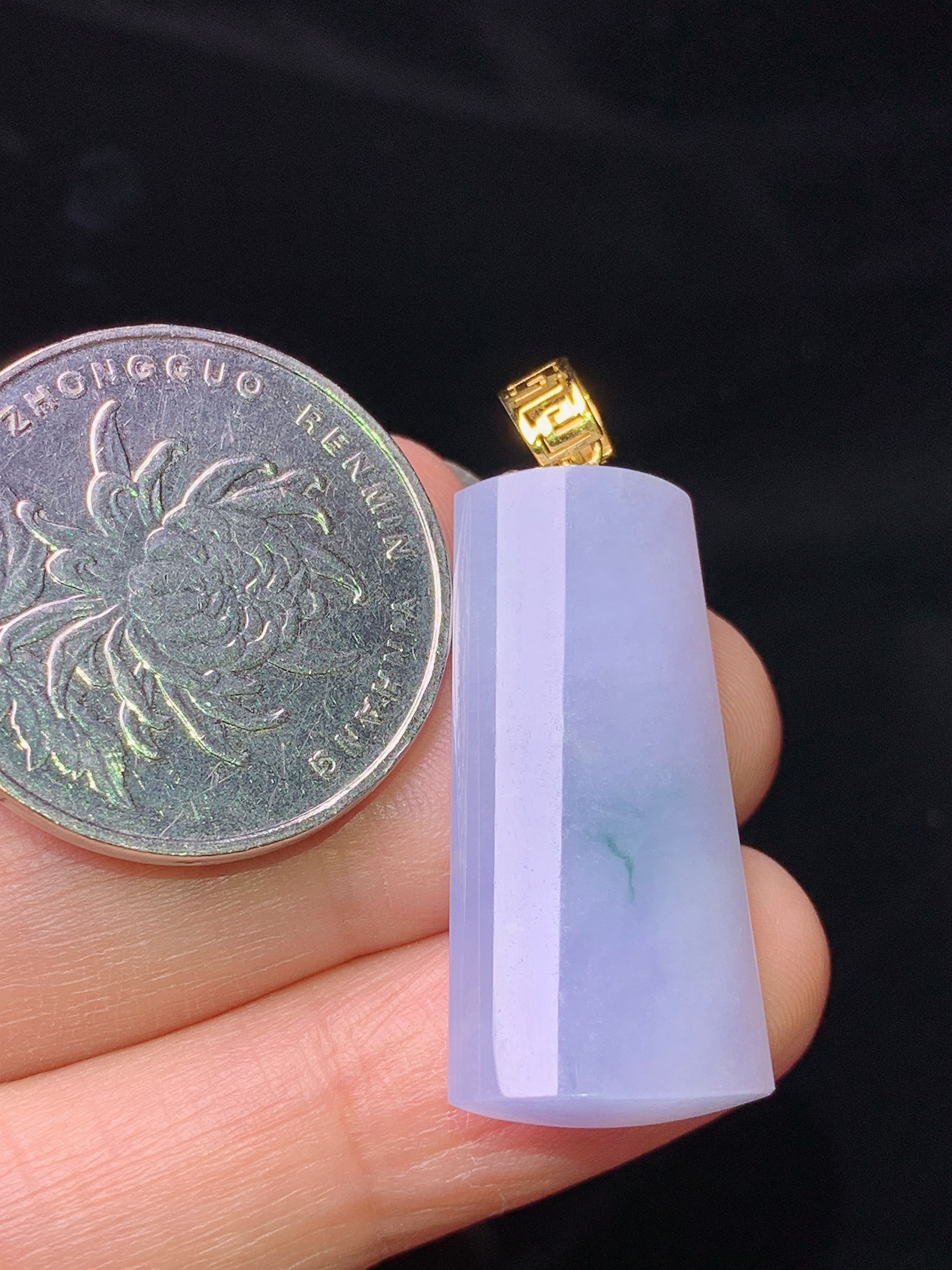 18k金镶嵌紫罗兰玉柱吊坠 玉质细腻 色泽艳丽清新 水润亮眼 整体尺寸36.8*14.5*5.5j2