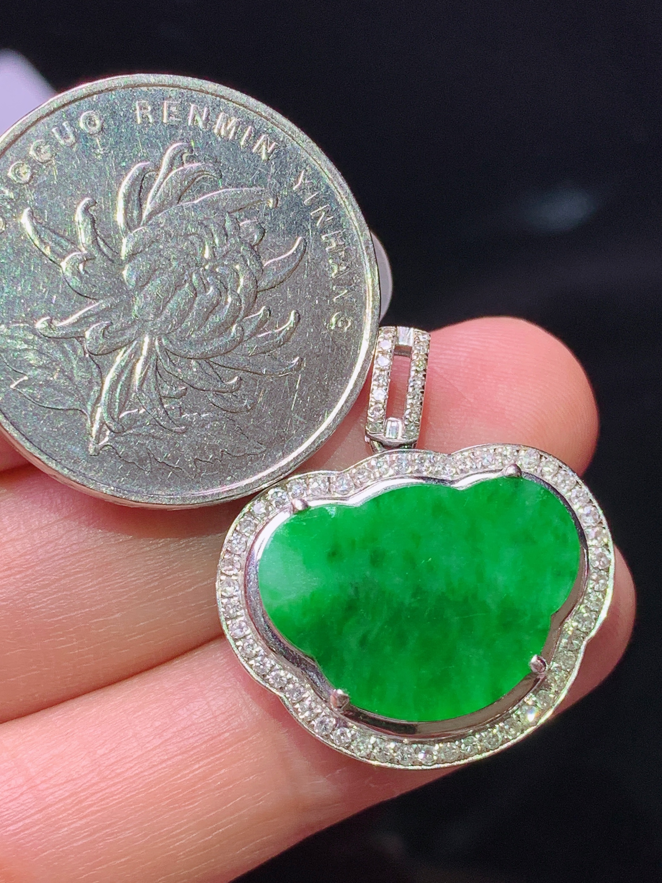 18k金钻镶嵌翠绿如意头吊坠 玉质细腻 色泽艳丽清新 水润亮眼 整体尺寸25.6*22.8*6.6m1