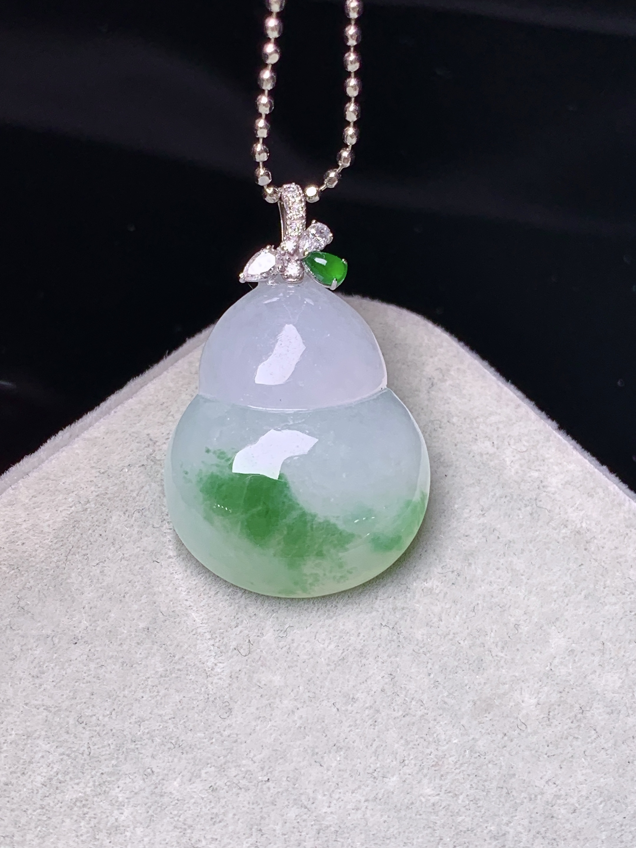 18k金钻镶嵌飘绿葫芦吊坠 玉质细腻 色泽艳丽清新 水润亮眼 整体尺寸26.2*16.8*6e1