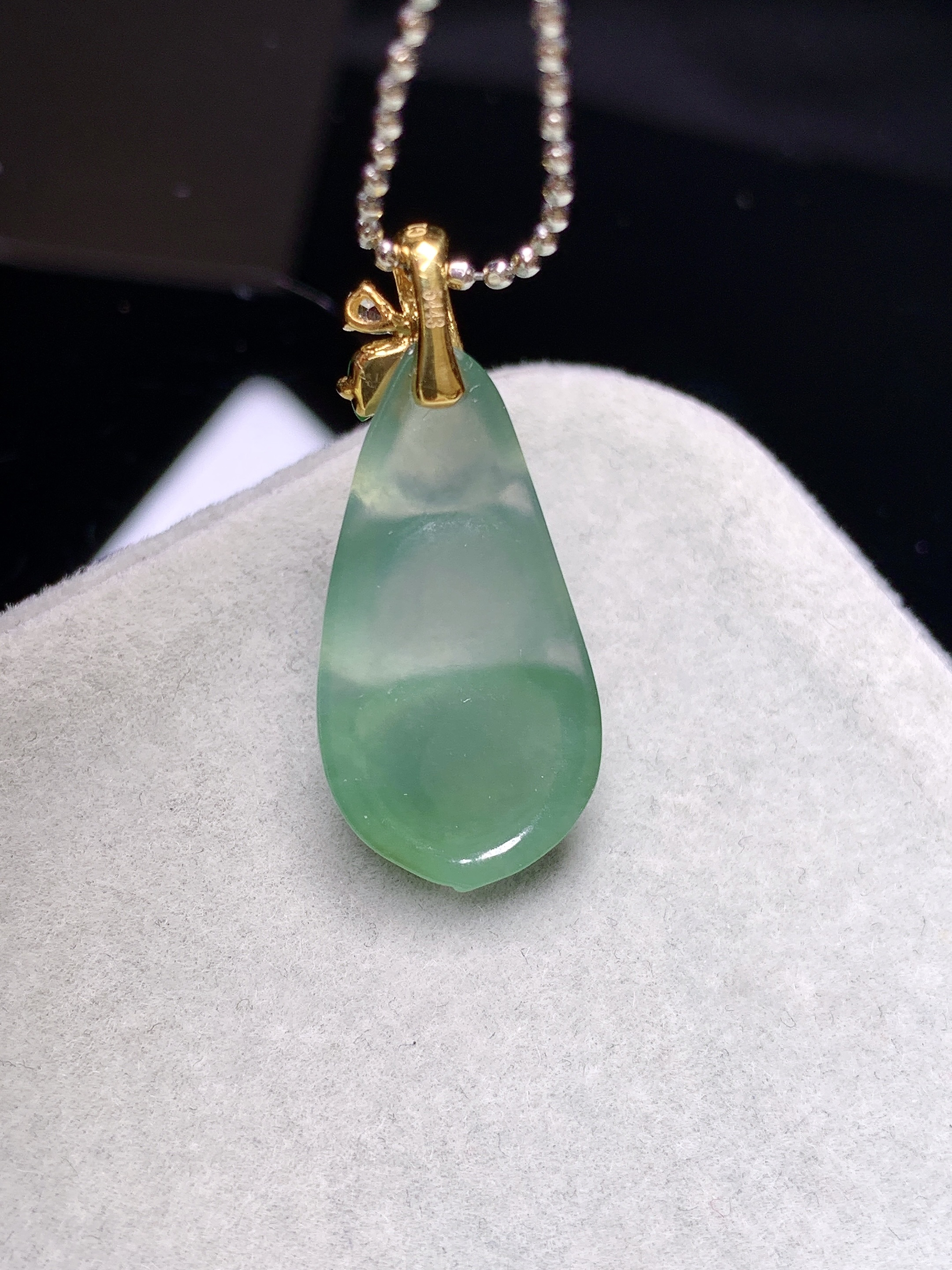 18k金钻镶嵌冰种四季豆吊坠 玉质细腻 色泽艳丽清新 水润亮眼 整体尺寸27.2*11.8*5.5j2