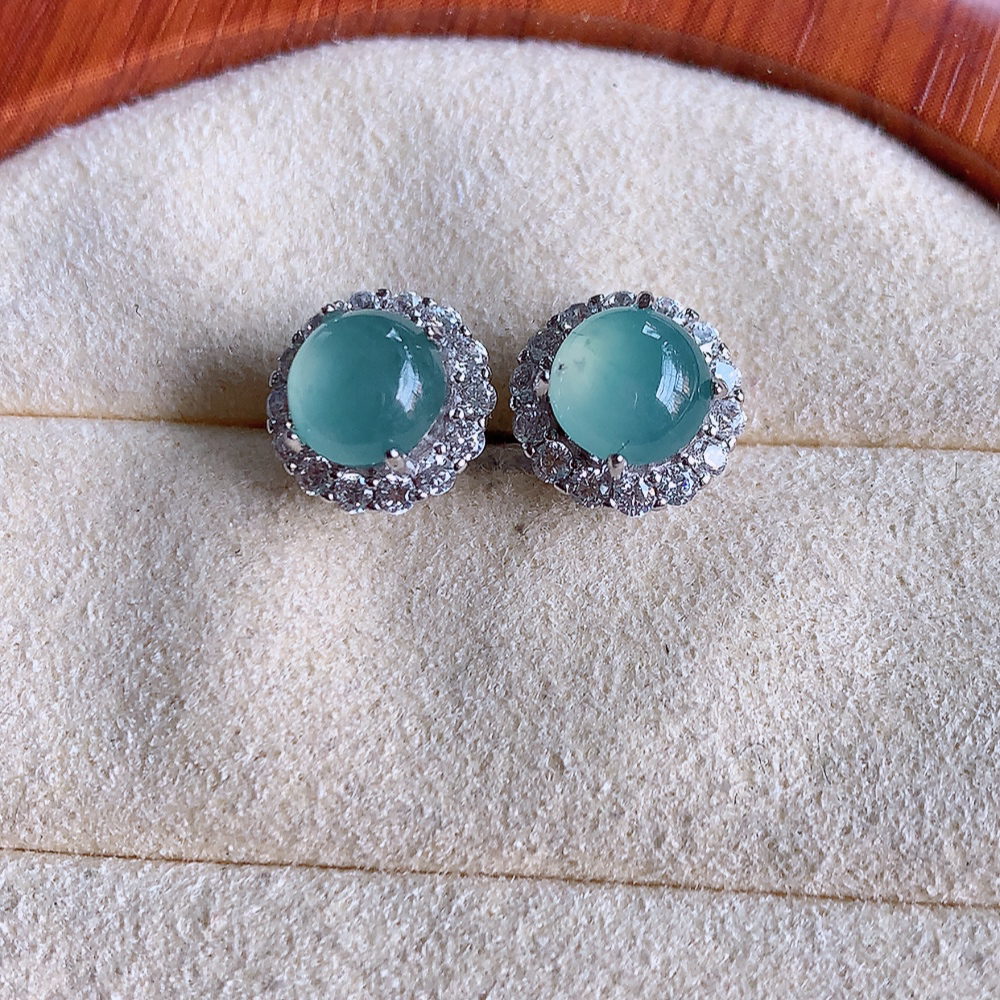 冰晴水翡翠925银镶嵌耳钉，自然光实拍，翠色灵动，颜色漂亮，种老水足，品相佳，佩戴佳品！W481.3