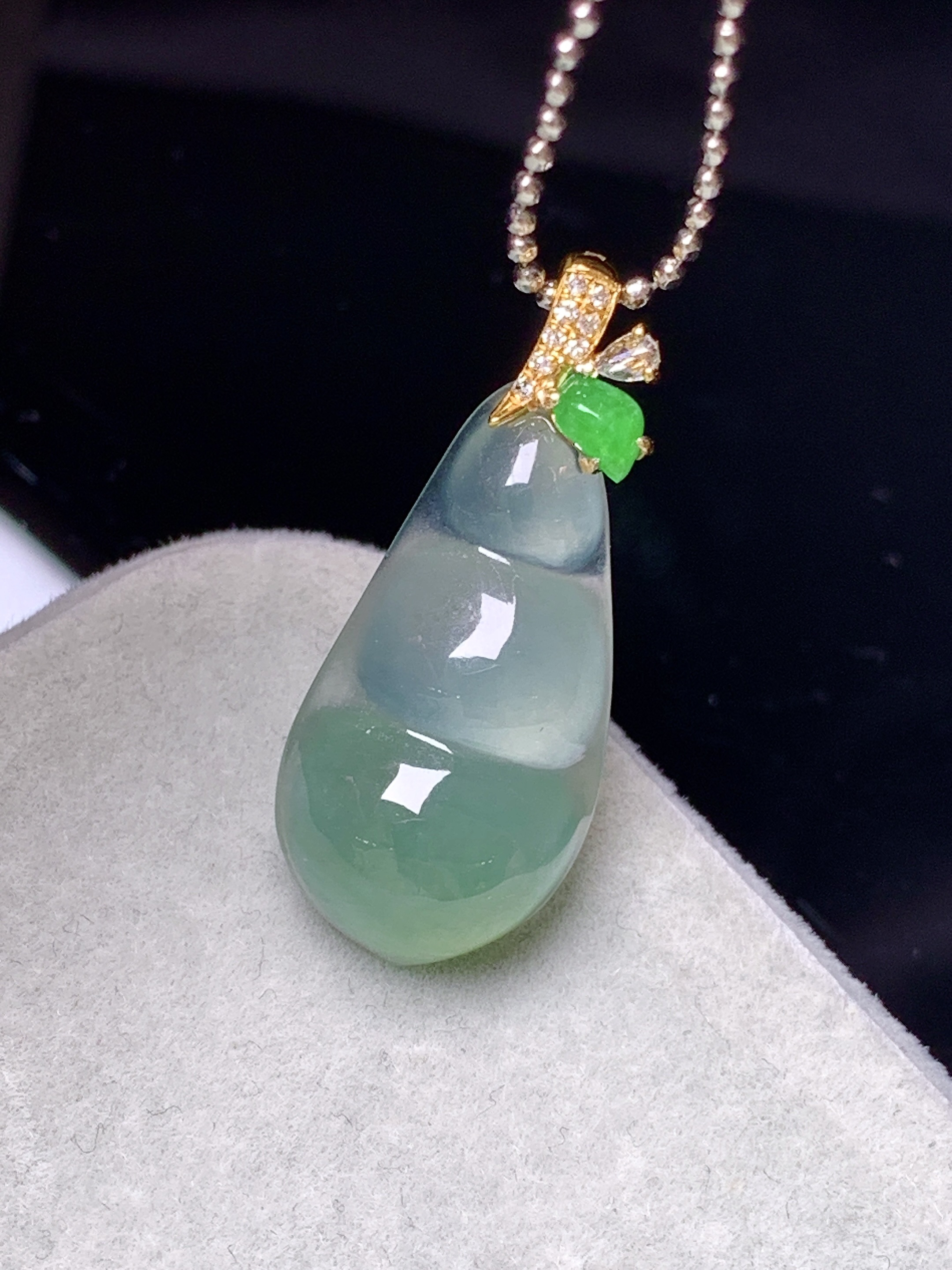 18k金钻镶嵌冰种四季豆吊坠 玉质细腻 色泽艳丽清新 水润亮眼 整体尺寸27.2*11.8*5.5j2