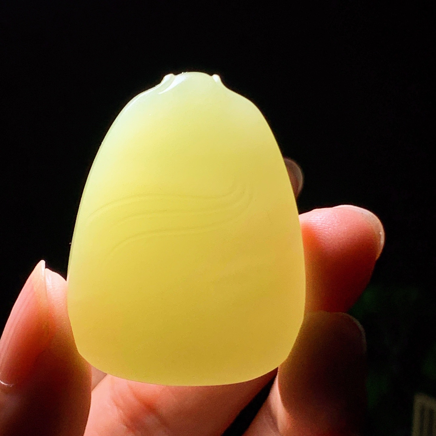 新疆若羌黄口料平安无事牌牌子挂件。尺寸40/30/8重21.5克 无裂无杂 玉质细腻油润 底色纯净 脂粉好，品质好。lt260401