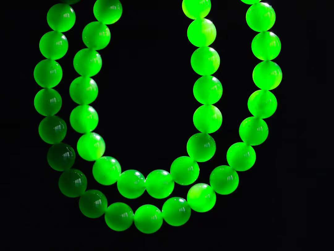 【珠圆玉润.项链】

精品和田玉碧玉珠圆玉润项链。这串碧玉项链垂落颈间，如把一汪春山绿意轻挽在身。玉色温润，每一颗圆珠都裹着圆满如意的期许，仿金扣轻缀，不事张扬却自有风骨。日常佩戴，是与草木同息的诗意，也是藏在细节里的安然与欢喜。重68.3克  尺寸取一9.5mm  21343066T