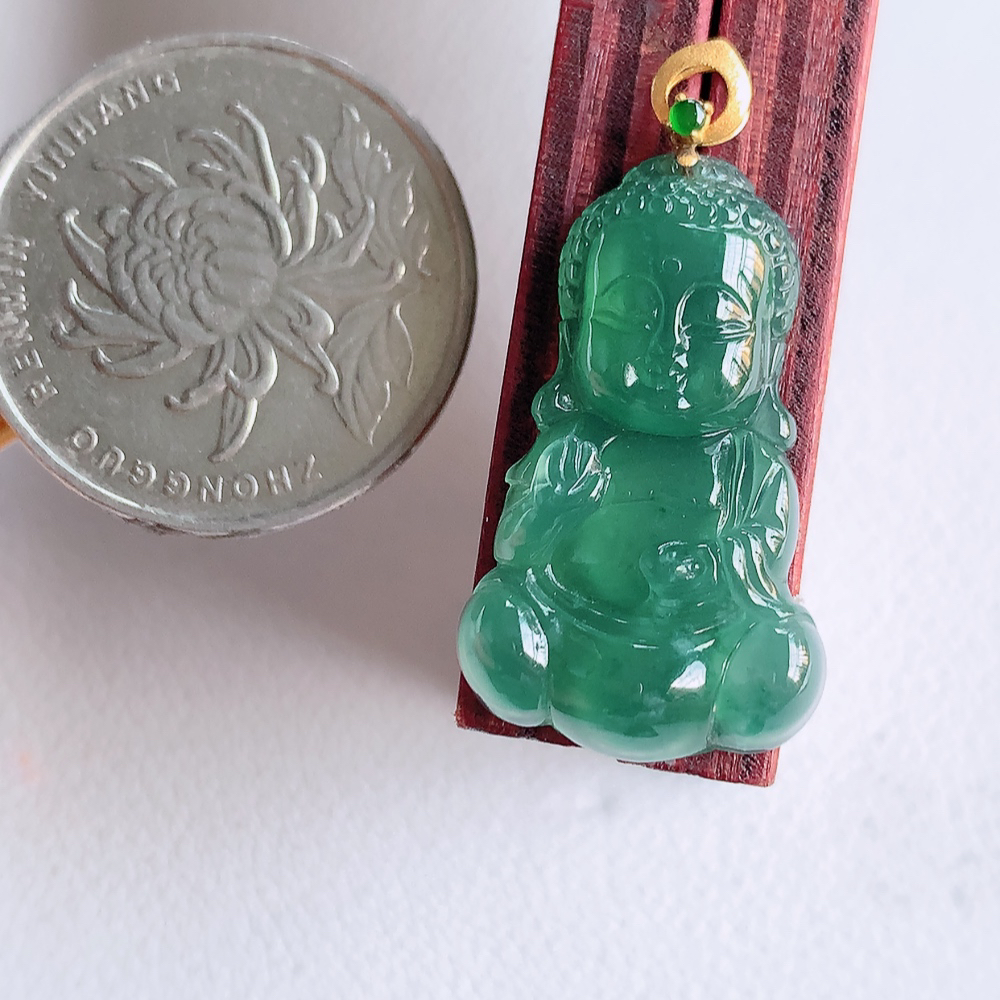 18k金扣蓝冰精雕宝宝佛吊坠   雕琢宝宝佛，生动自然。似佛心性、如孩童心、天真佛性！众生皆有佛性，众佛皆有万般色相，成佛就是寻找真我。W001.31  尺寸：27-16-4.2mm