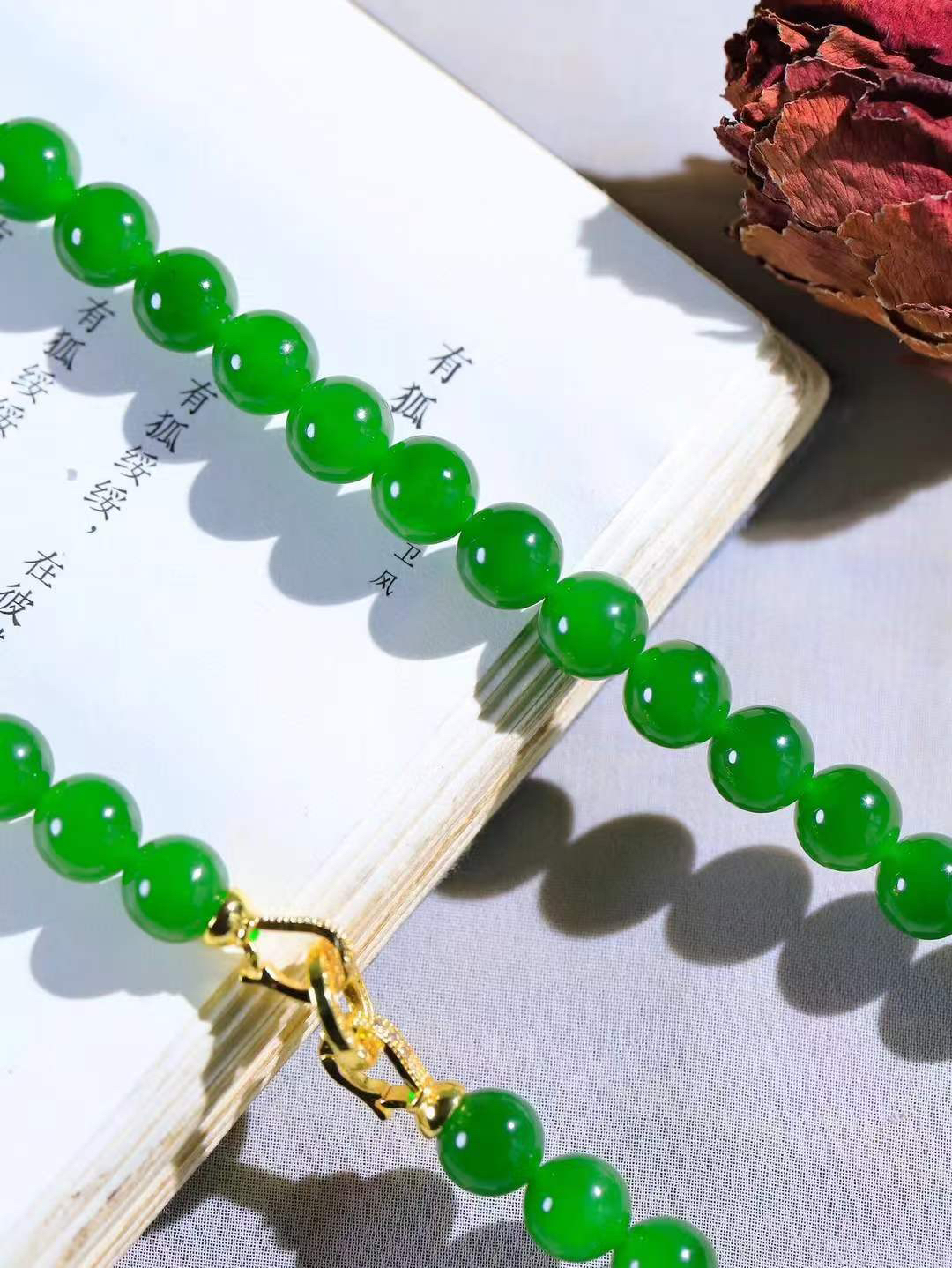 【珠圆玉润.项链】

精品和田玉碧玉珠圆玉润项链。这串碧玉项链垂落颈间，如把一汪春山绿意轻挽在身。玉色温润，每一颗圆珠都裹着圆满如意的期许，仿金扣轻缀，不事张扬却自有风骨。日常佩戴，是与草木同息的诗意，也是藏在细节里的安然与欢喜。重68.3克  尺寸取一9.6mm  21343066T