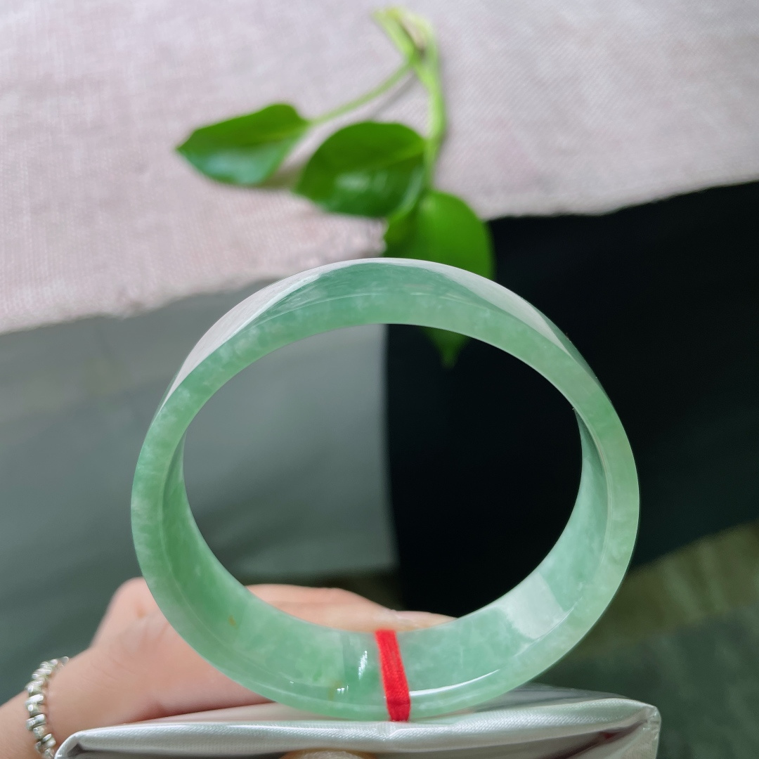 53.6/14/3.9，豆绿方镯，色如春芽，质若凝，佩戴舒适显白，ss50202a