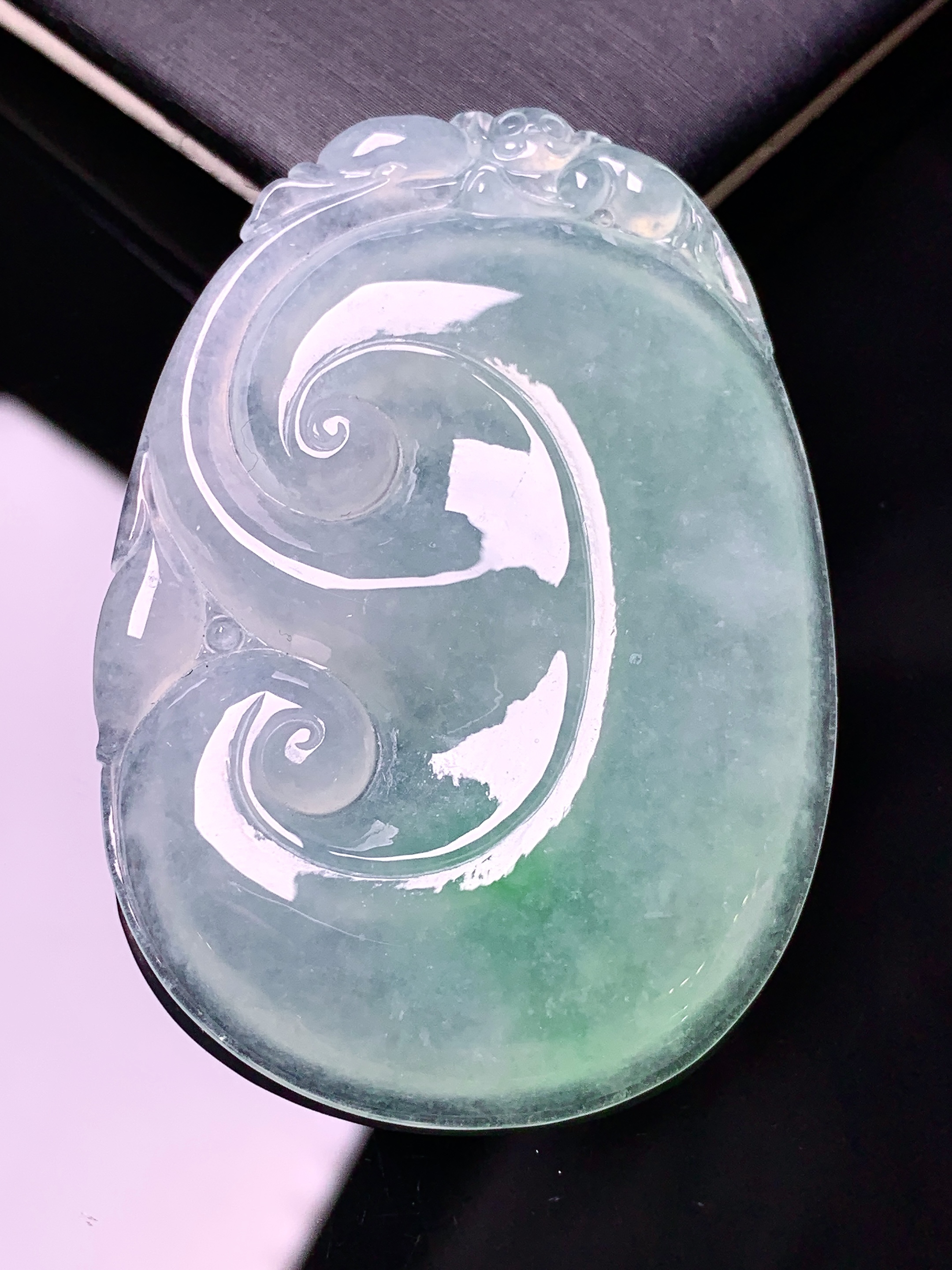 飘绿如意吊坠 玉质细腻 色泽艳丽清新 水润亮眼 整体尺寸52.5*37*5.8a2