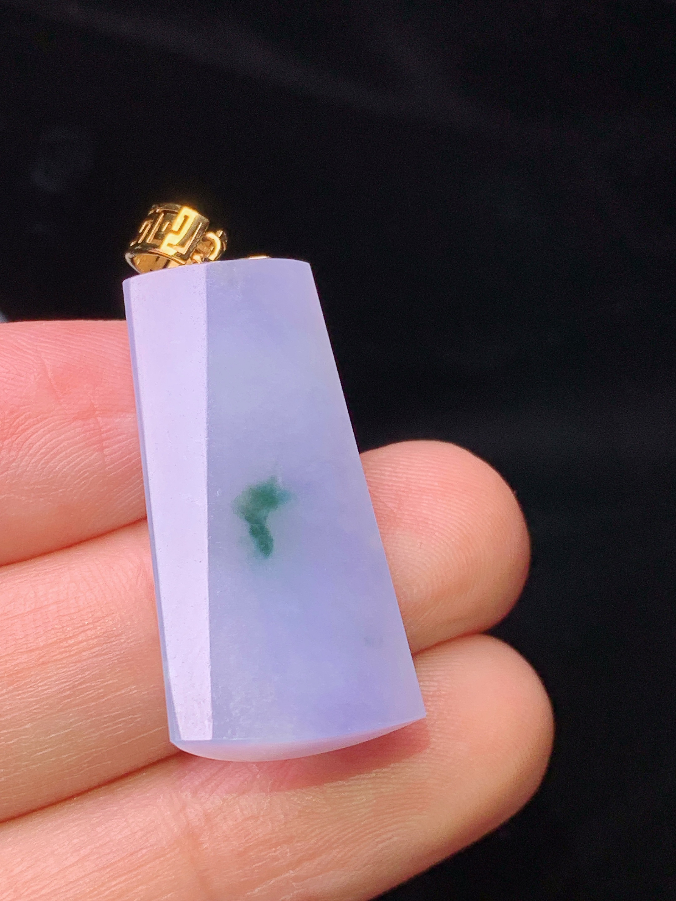 18k金镶嵌紫罗兰玉柱吊坠 玉质细腻 色泽艳丽清新 水润亮眼 整体尺寸36.8*14.5*5.5j2