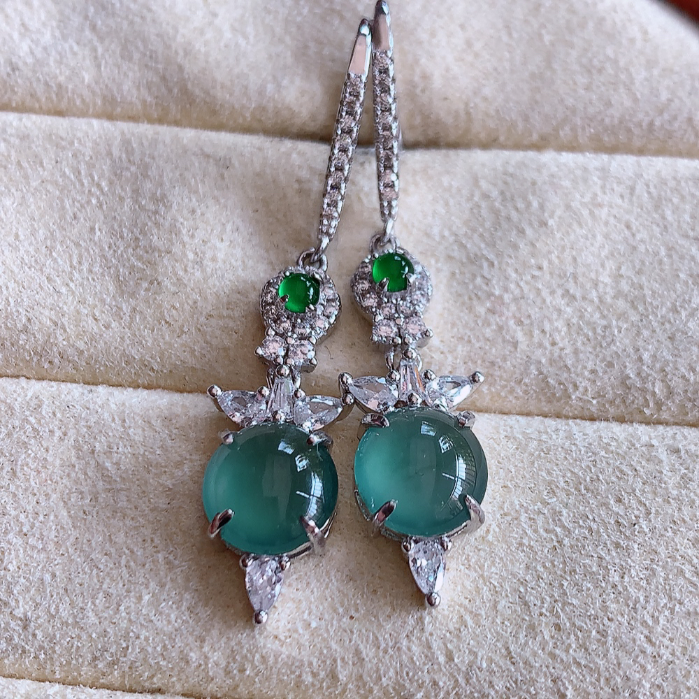 冰晴水翡翠925银镶嵌耳钉，自然光实拍，翠色灵动，颜色漂亮，种老水足，品相佳，佩戴佳品！W502.3