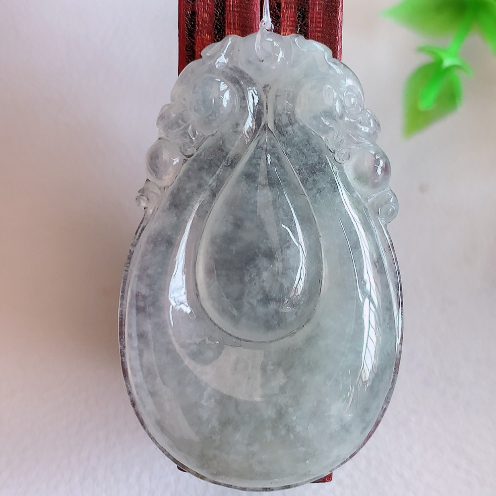 冰润福贝翡翠吊坠，寓意“辈辈有福，财源广进”水足莹润。通体清新通透，佩戴效果优雅迷人，W49.31 