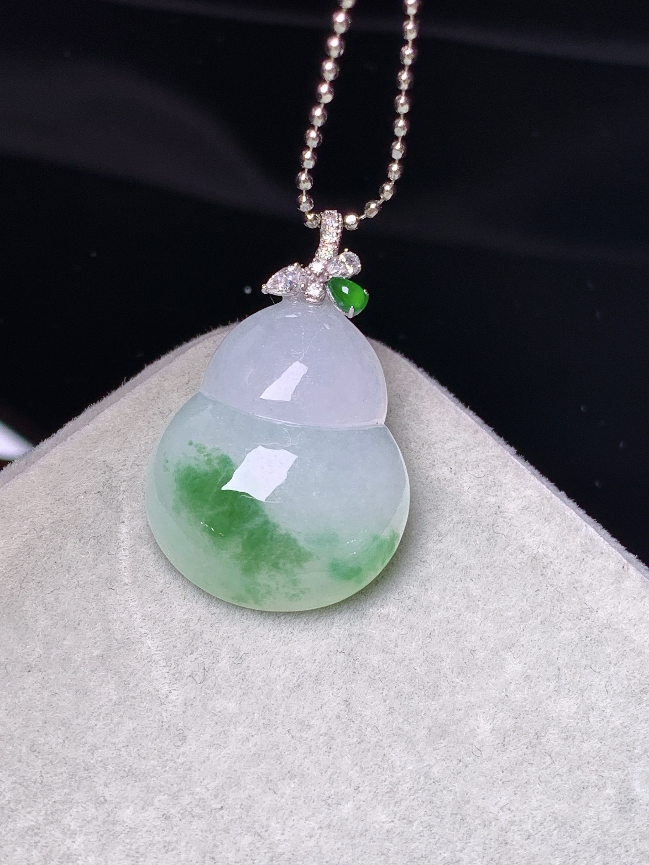 18k金钻镶嵌飘绿葫芦吊坠 玉质细腻 色泽艳丽清新 水润亮眼 整体尺寸26.2*16.8*6e1