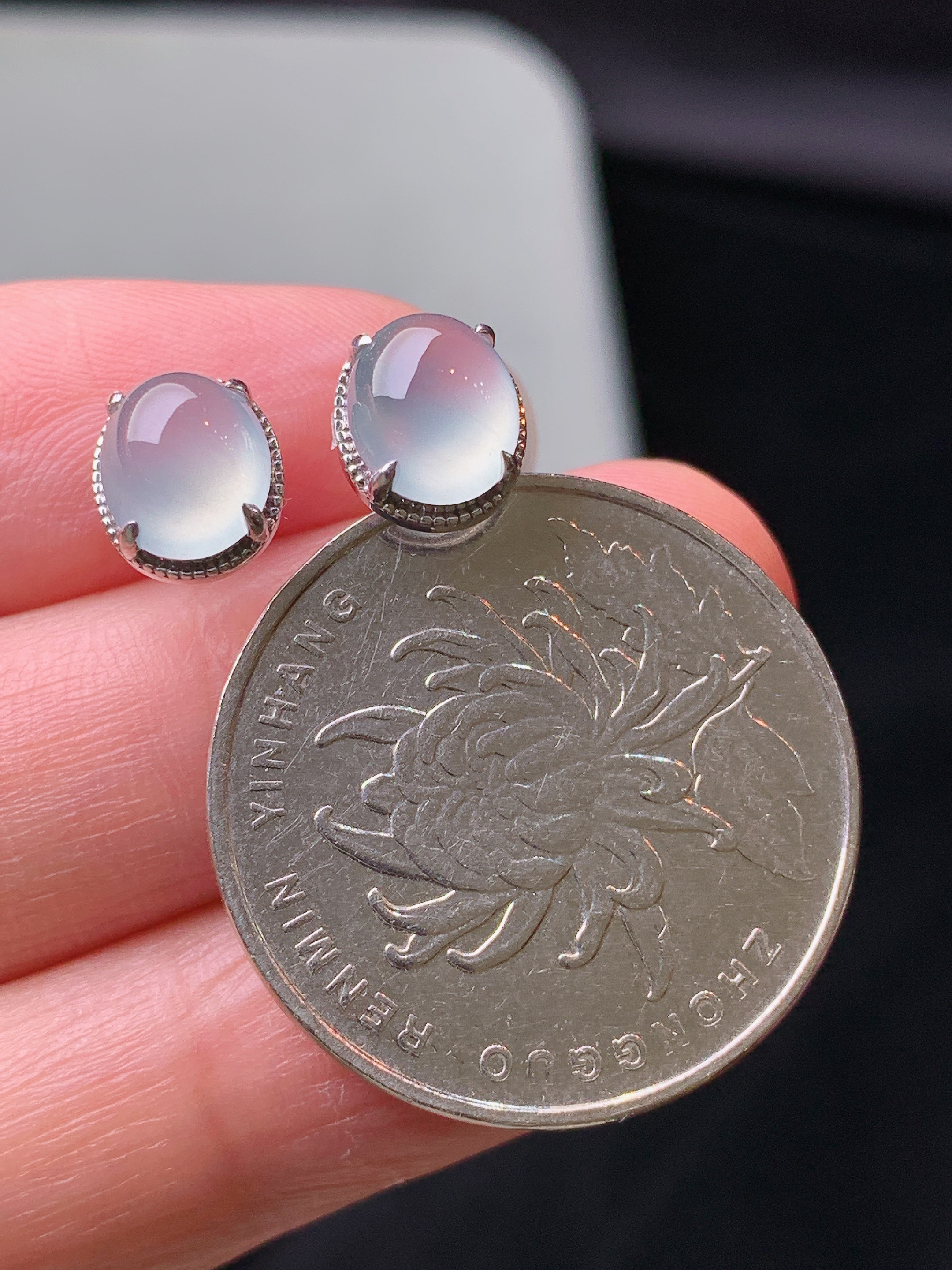 18k金镶嵌冰种蛋面耳钉 玉质细腻 色泽艳丽清新 水润亮眼 整体尺寸8.5*7.5*4.8j2