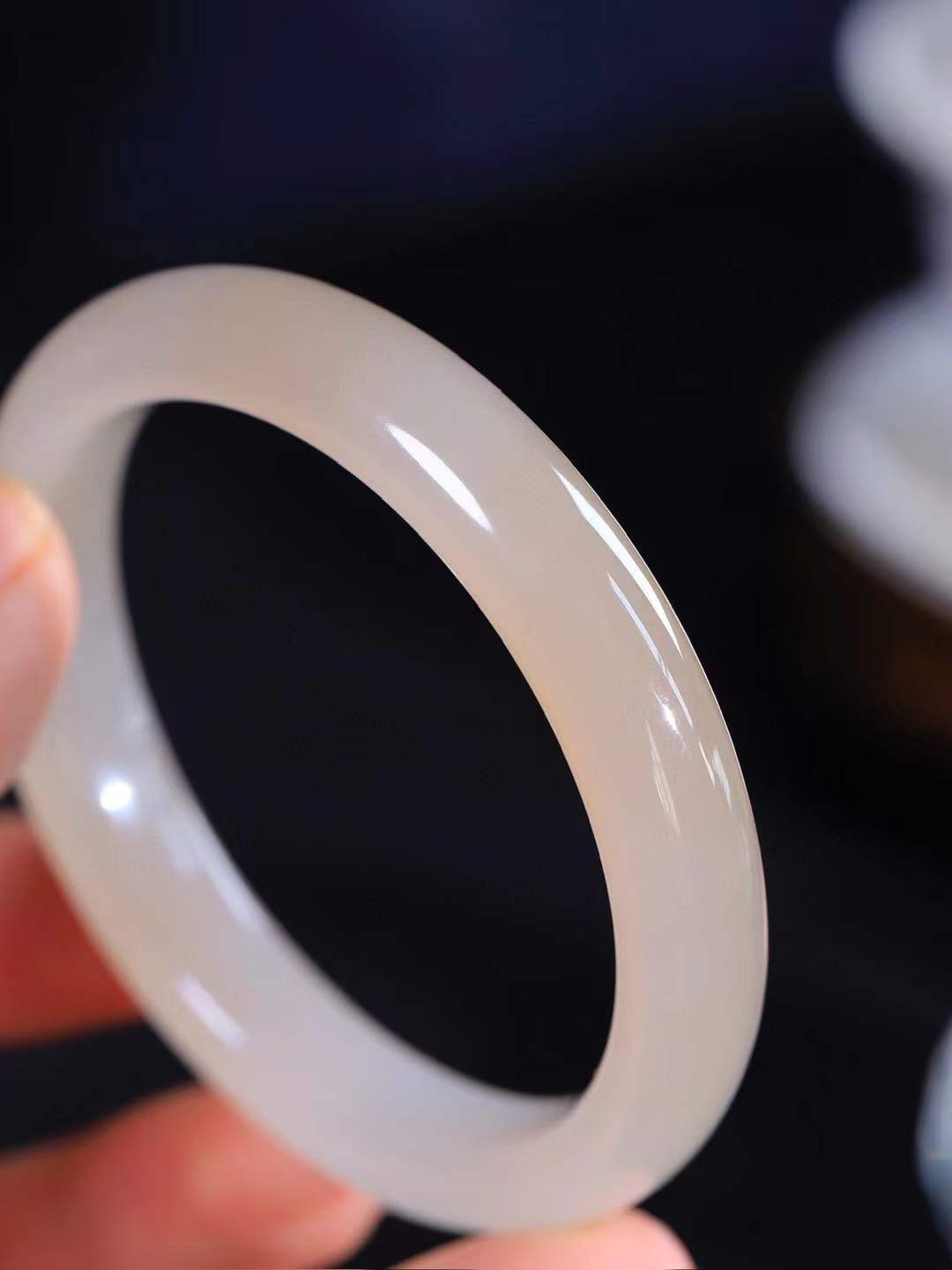 【粉黛.手镯】

精品️和田玉藕粉双色手镯
仙女藕粉手镯
馥郁芬芳 油糯饱满
气质温婉尔雅 甜甜的藕粉色
质地如膏似脂 少女感十足
精工打磨 手感上佳
尺寸57-11-8.2mm 重45克 9347100T