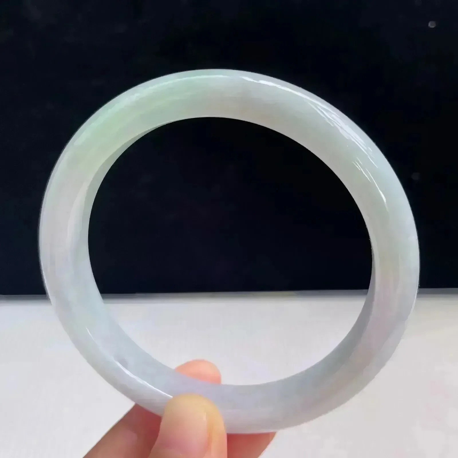 自然光拍摄天然翡翠A货飘绿好种水58mm正圈手镯 45.16克