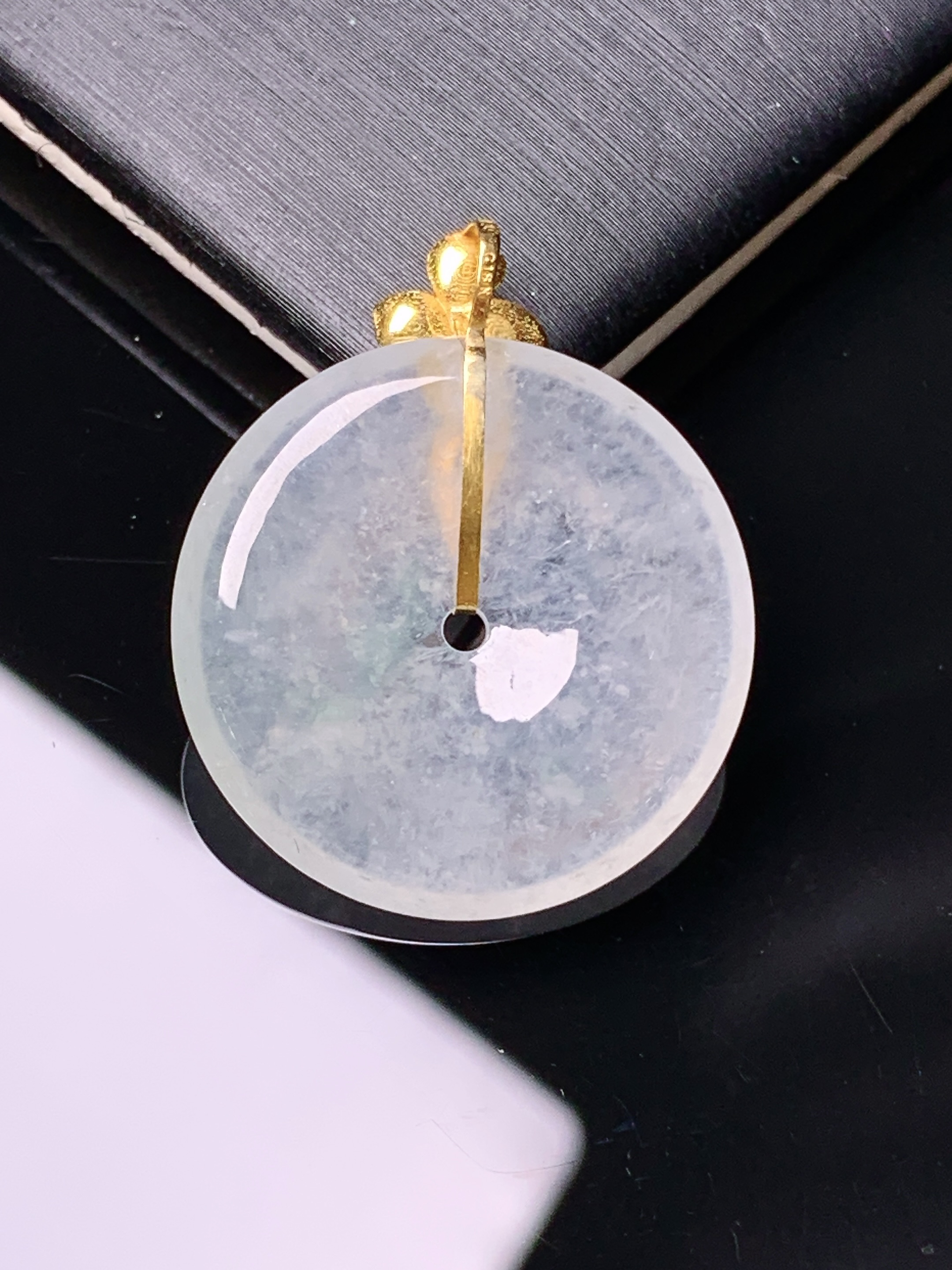 18k金镶嵌冰种平安扣吊坠 玉质细腻 色泽艳丽清新 水润亮眼 整体尺寸26.8*22.3*3.8j2