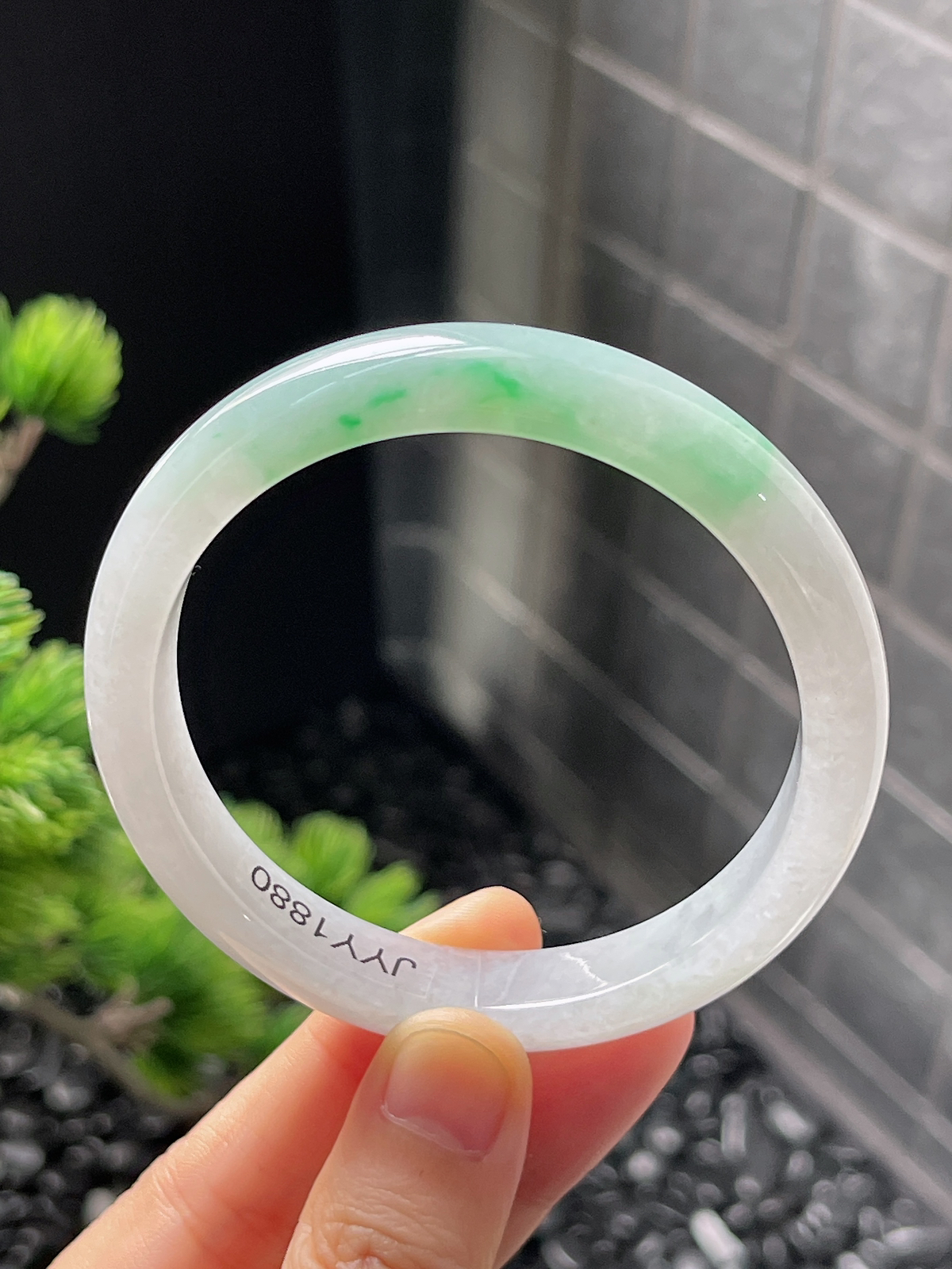 正圈55.8圈口，翡翠冰糯种飘绿白底青手镯