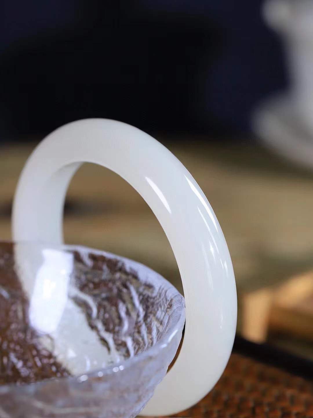 【花样年华·手镯】

精品和田玉白玉手镯，质地油润细腻，色泽高贵典雅，镯型古朴典雅。在诗情画意的雨巷相遇，你是我腕间的一抹风情，有你眸有深情，清风荡漾湖间静水，我愿俯身低眉，在烟波涟漪处，寻你深情倩影。内径54mm尺寸12.7-9.3mm 重56.3克fDT-7847100