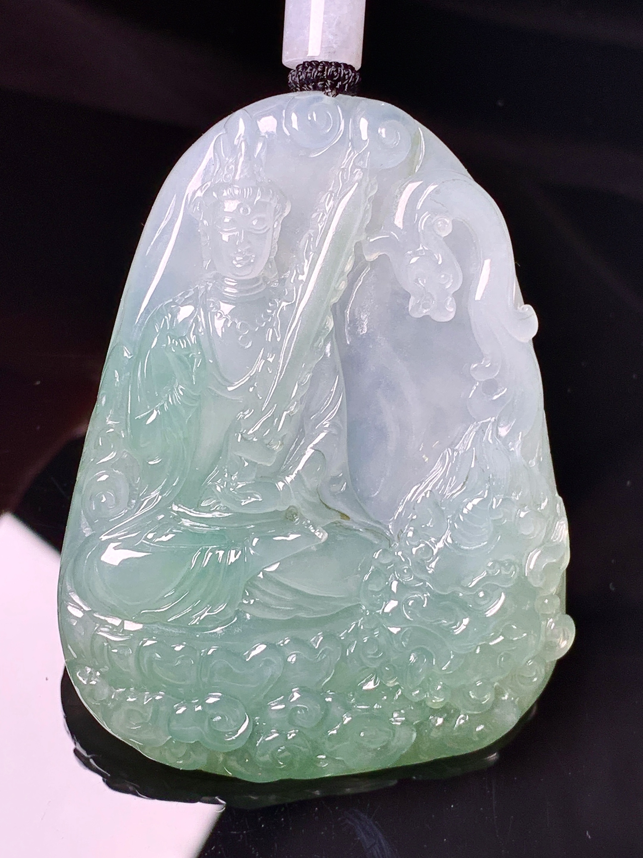 18k金钻镶嵌飘绿文殊观音菩萨吊坠 玉质细腻 色泽艳丽清新 水润亮眼 整体尺寸58.7*44.5*8