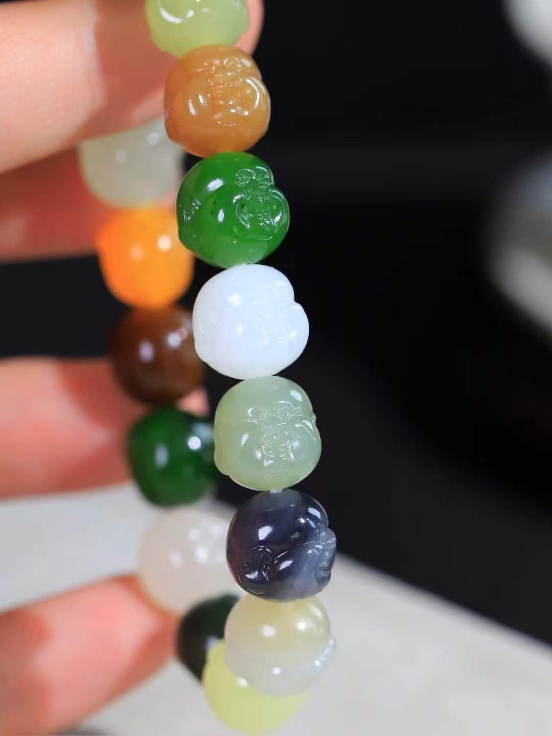 （弥勒笑佛.手串）

精品和田玉多宝弥勒佛手串，脂粉浓郁，玉质细腻温润，油性十足，颗颗精雕笑佛，笑容可掬，让人如沐春风，笑语吟吟，寓意待人宽厚，遇事大度，能屈能伸，️福佛相伴，福运连绵。给佩戴者带来平安 。尺寸取一11.6-10.8-12mm重39.7克FDA-8040163