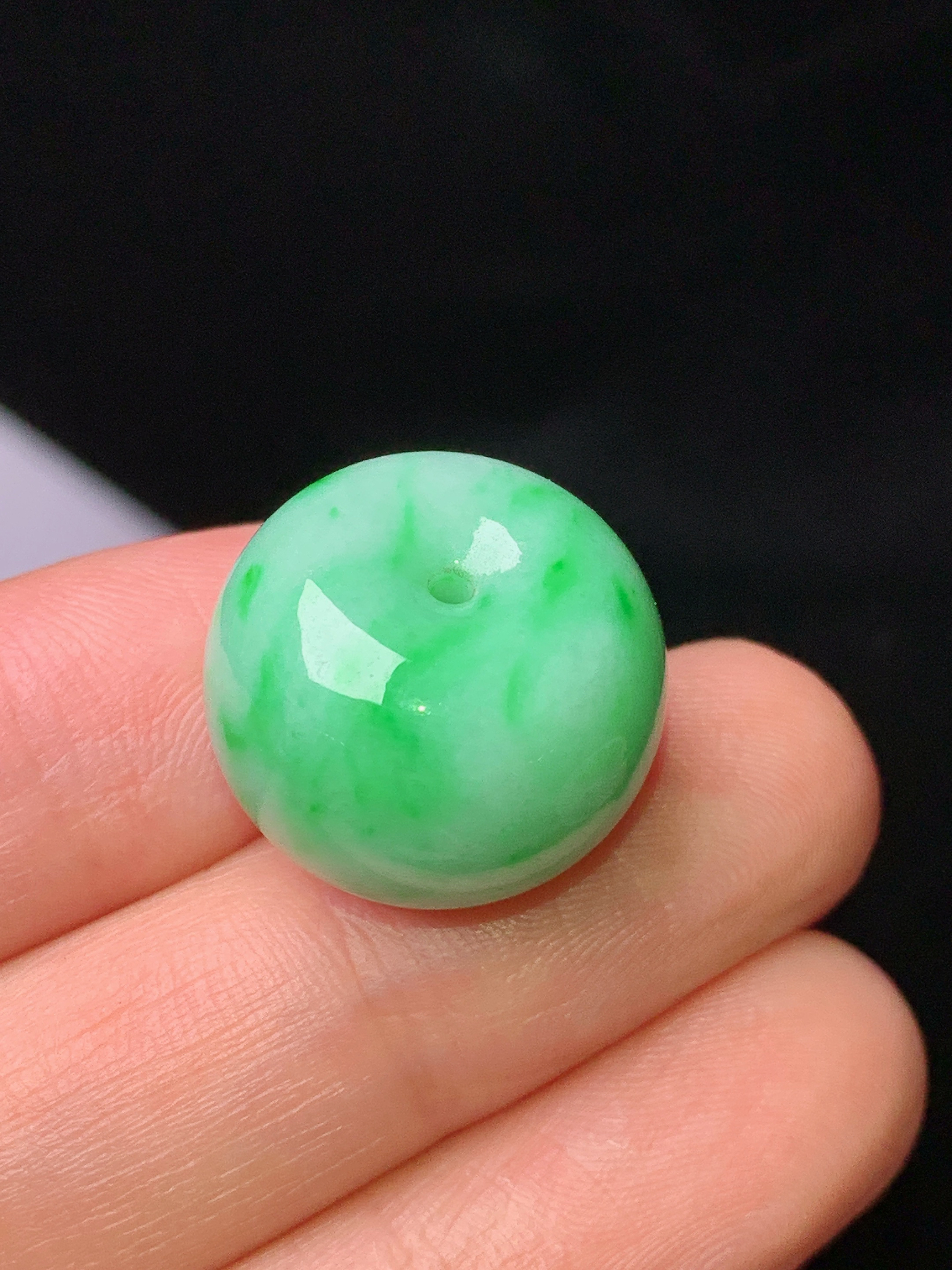 飘绿路路通吊坠 玉质细腻 色泽艳丽清新 水润亮眼 整体尺寸17.6*17.6*13a2