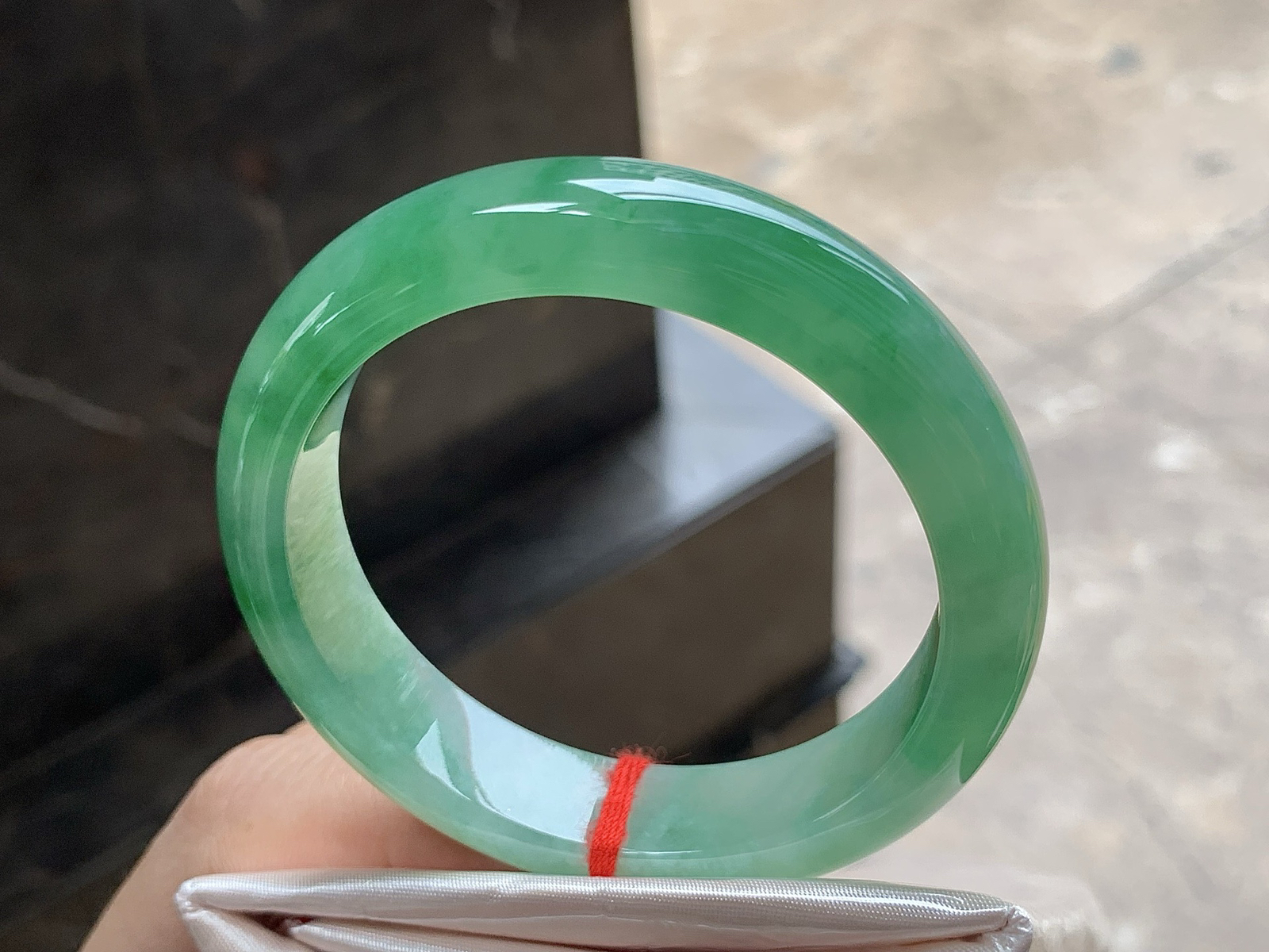 52.5-12.7-8

带色手镯^_^ 颜色鲜艳～ 种好水润