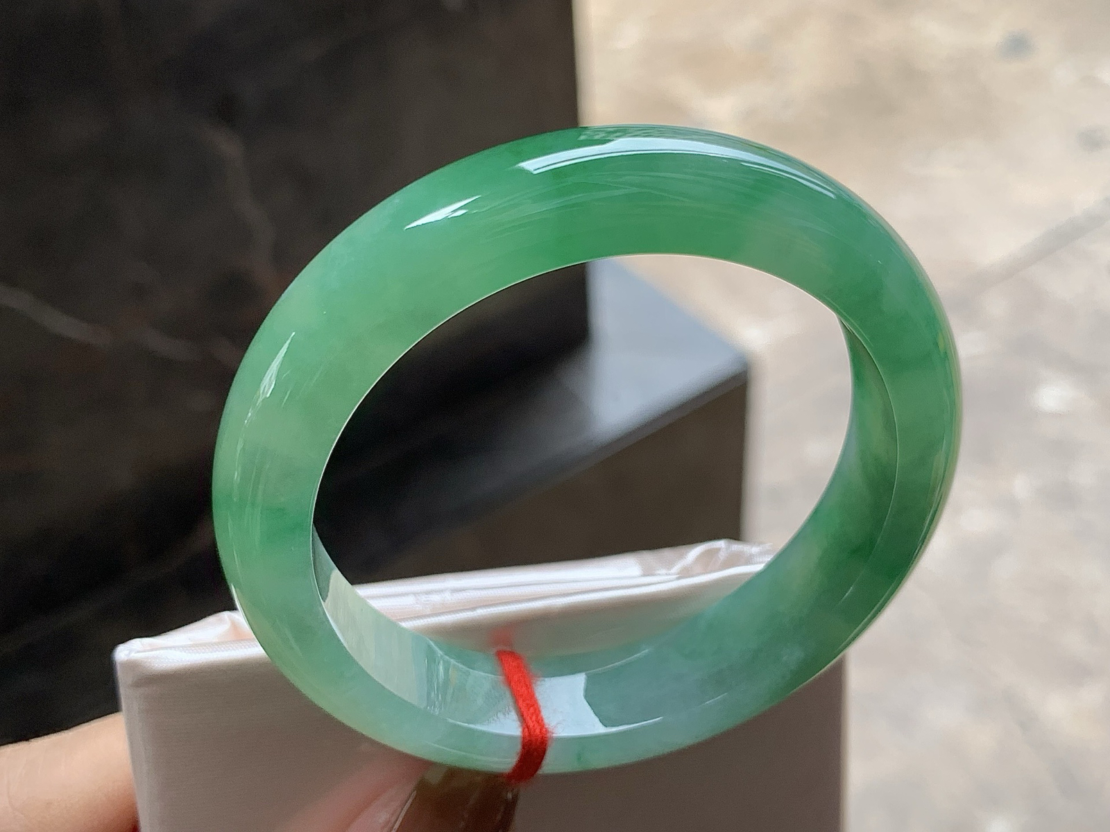 52.5-12.7-8

带色手镯^_^ 颜色鲜艳～ 种好水润