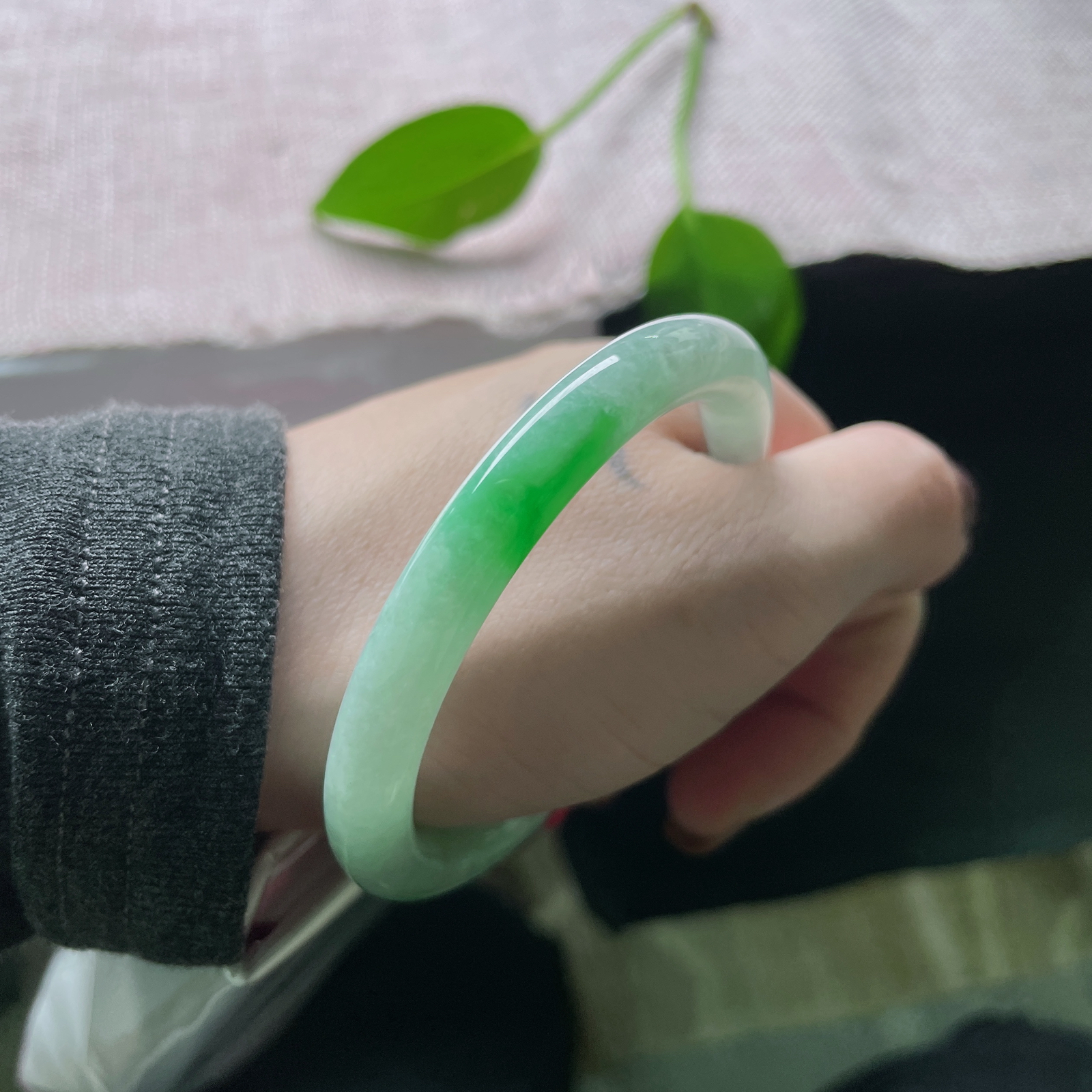 51.9/8，飘阳绿美人条，水润细腻，种老，翠色欲滴，佩戴从容优雅。