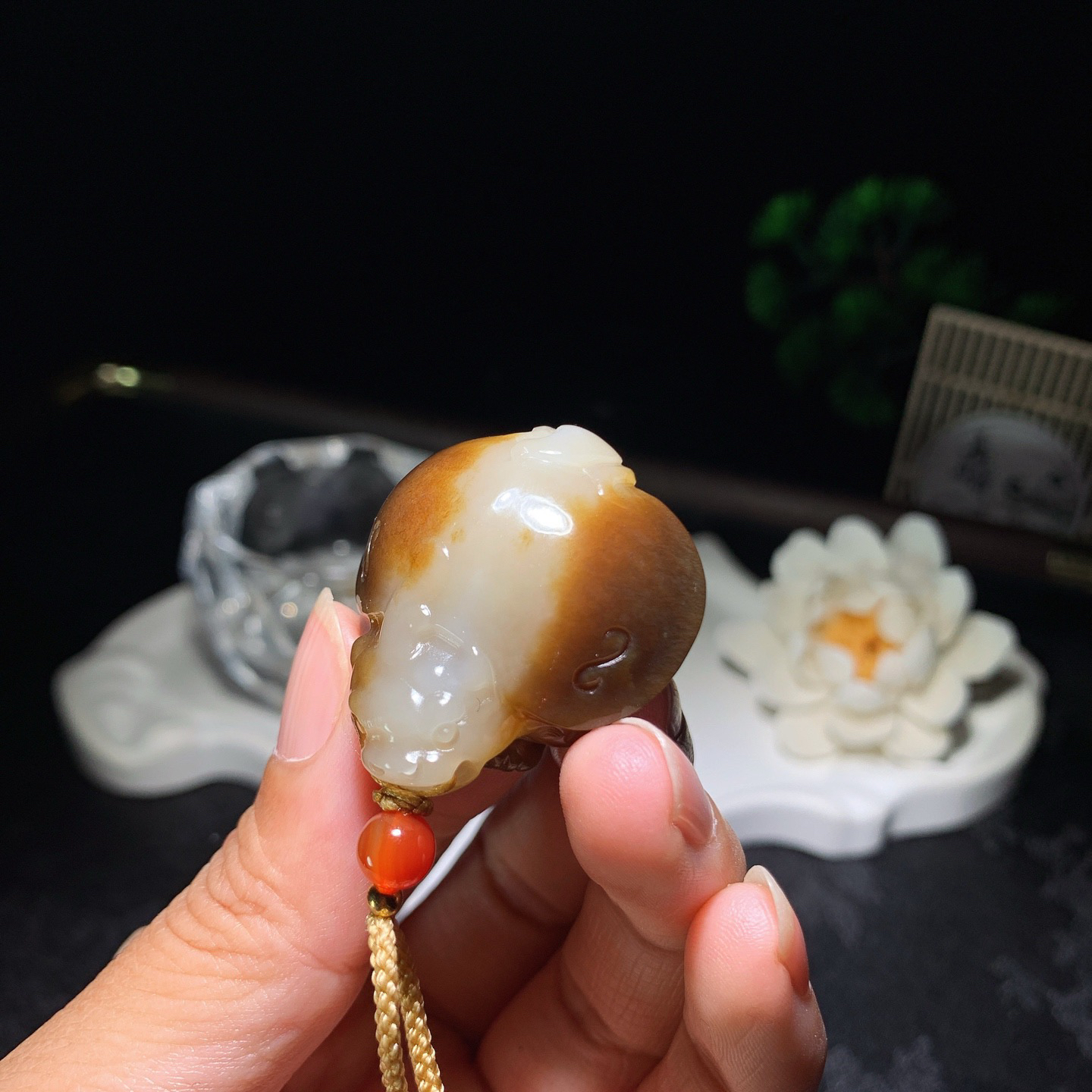 新疆和田玉且末糖龙龟挂件。尺寸34/32/17重27.5克 玉质细腻油润 底色纯净 脂粉好，品质好。lt260401