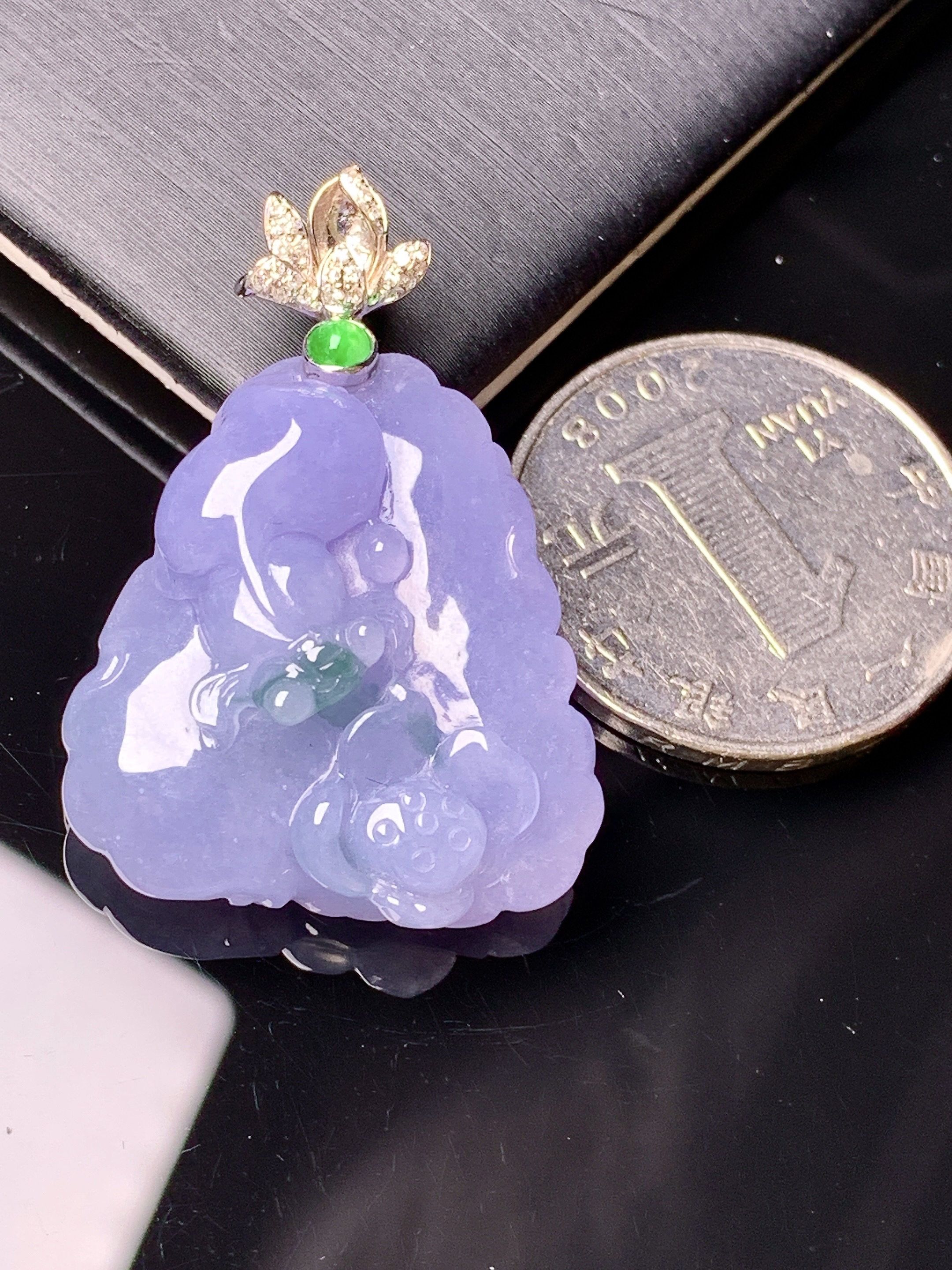 18k金钻镶嵌紫罗兰荷叶鱼吊坠 玉质细腻 色泽艳丽清新 水润亮眼 整体尺寸36.2*25.2*9.5b1