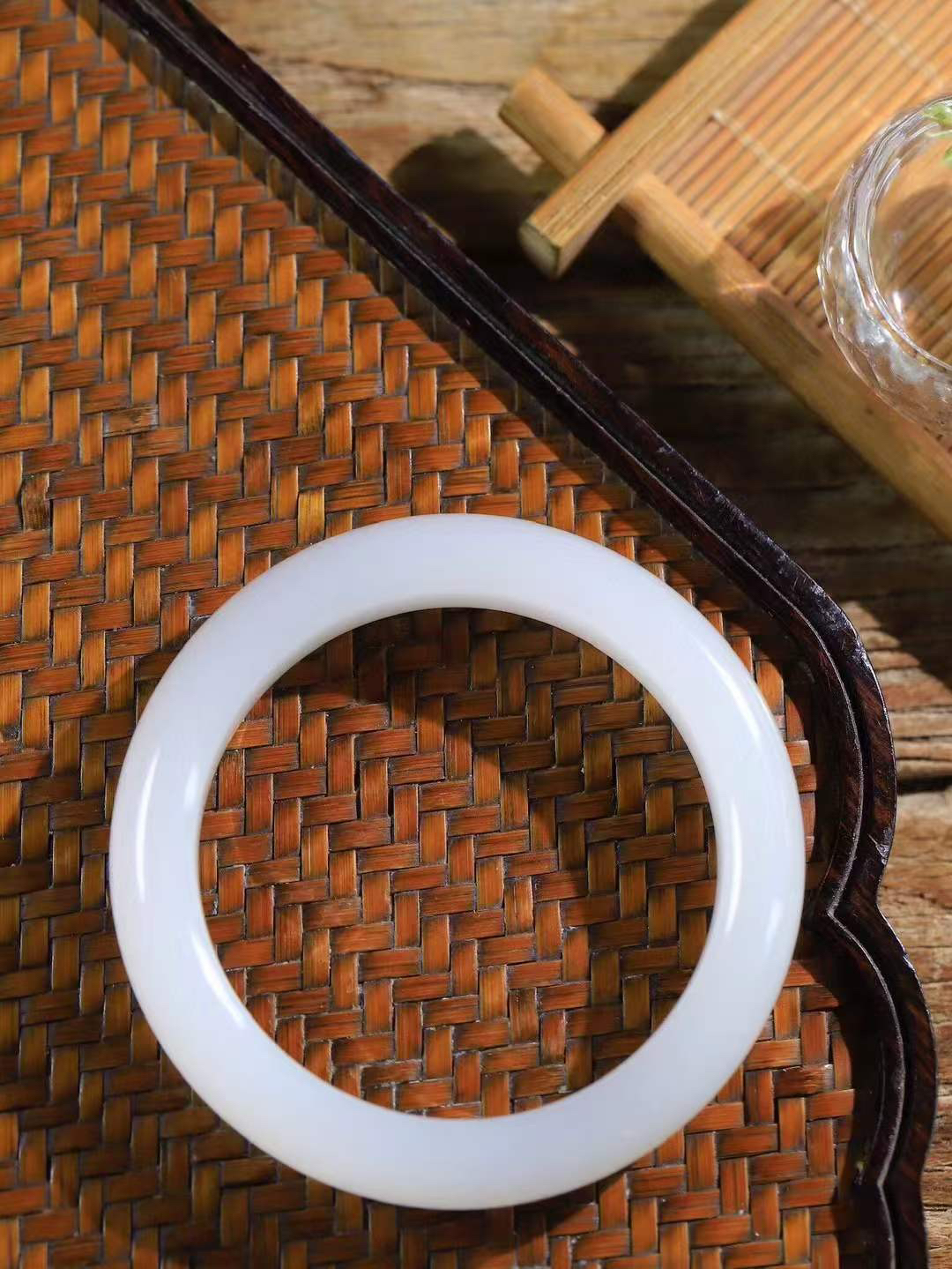 【花样年华·手镯】

精品和田玉白玉手镯，质地油润细腻，色泽高贵典雅，镯型古朴典雅。在诗情画意的雨巷相遇，你是我腕间的一抹风情，有你眸有深情，清风荡漾湖间静水，我愿俯身低眉，在烟波涟漪处，寻你深情倩影。内径54mm尺寸12.7-9.3mm 重56.3克fDT-7847100