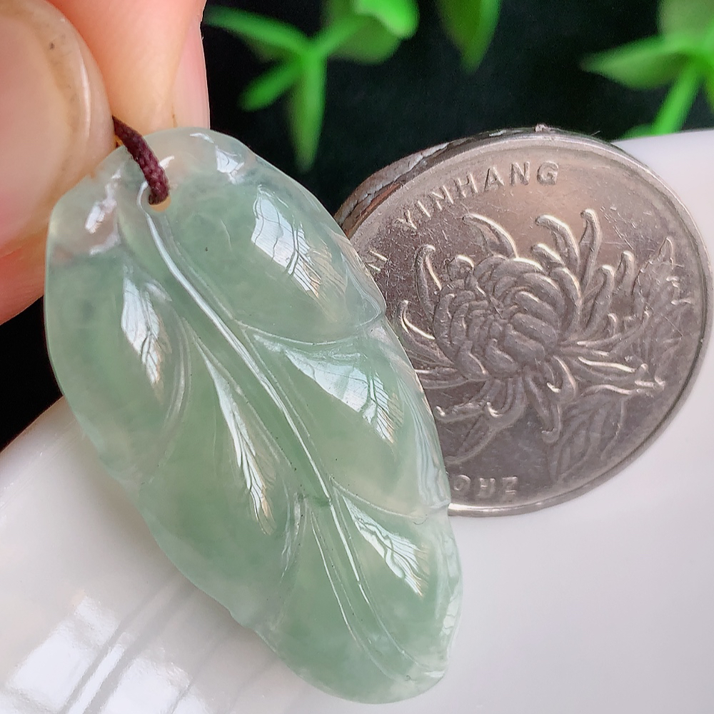 冰润金枝玉叶翡翠吊坠  老种起胶感  飘花灵动  寓意“金枝玉叶，大业有成，一夜成名”  饱满大气，水润通透。W357.31 尺寸：37.5-18.2-3mm