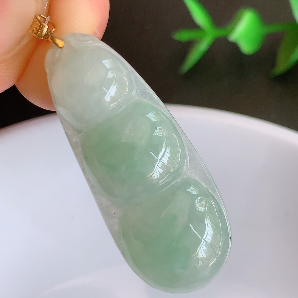 18k金扣冰润飘花福豆翡翠挂件，老种飘花  冰清玉洁  胶感十足  寓意“四季平安，福气满满”颜色鲜艳，清新自然，饱满通透   W49.31  尺寸：36.5-14.8-5.8mm