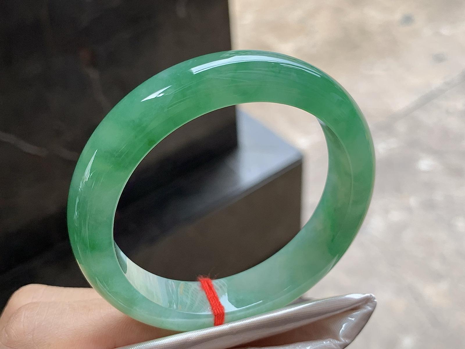 52.5-12.7-8

带色手镯^_^ 颜色鲜艳～ 种好水润