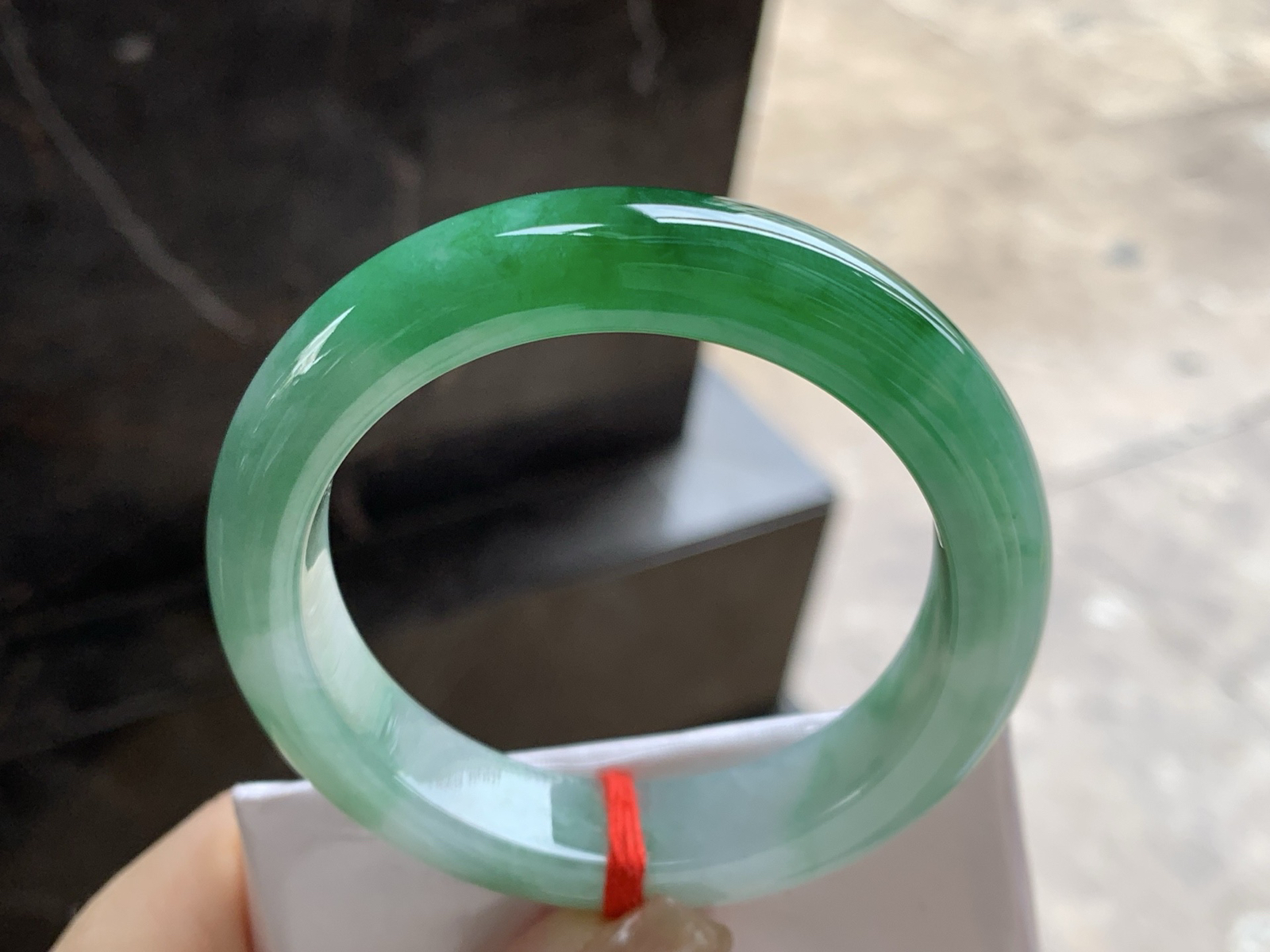 53-12.3-9

辣绿色手镯^_^底子细腻 绿色浓郁