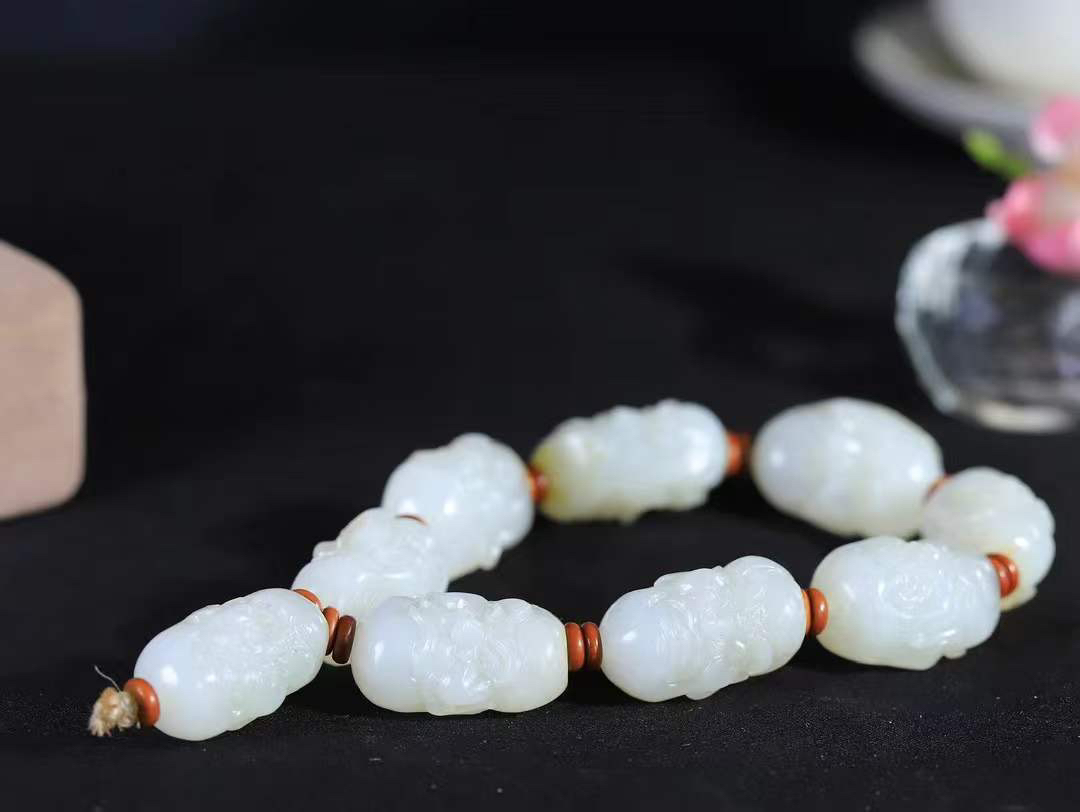 【籽.十八罗汉.手串】

新疆和田籽料罗汉手串，玉质温润细腻 油性十足 精工雕琢 整器雕工精细，