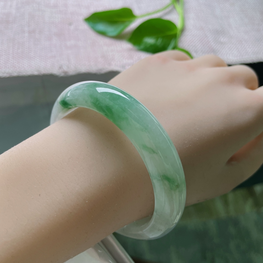 56.6/13.1/8.6，飘绿正圈，水头好，种老，翠色鲜活，充满活力和希望，洒金，ss50182a