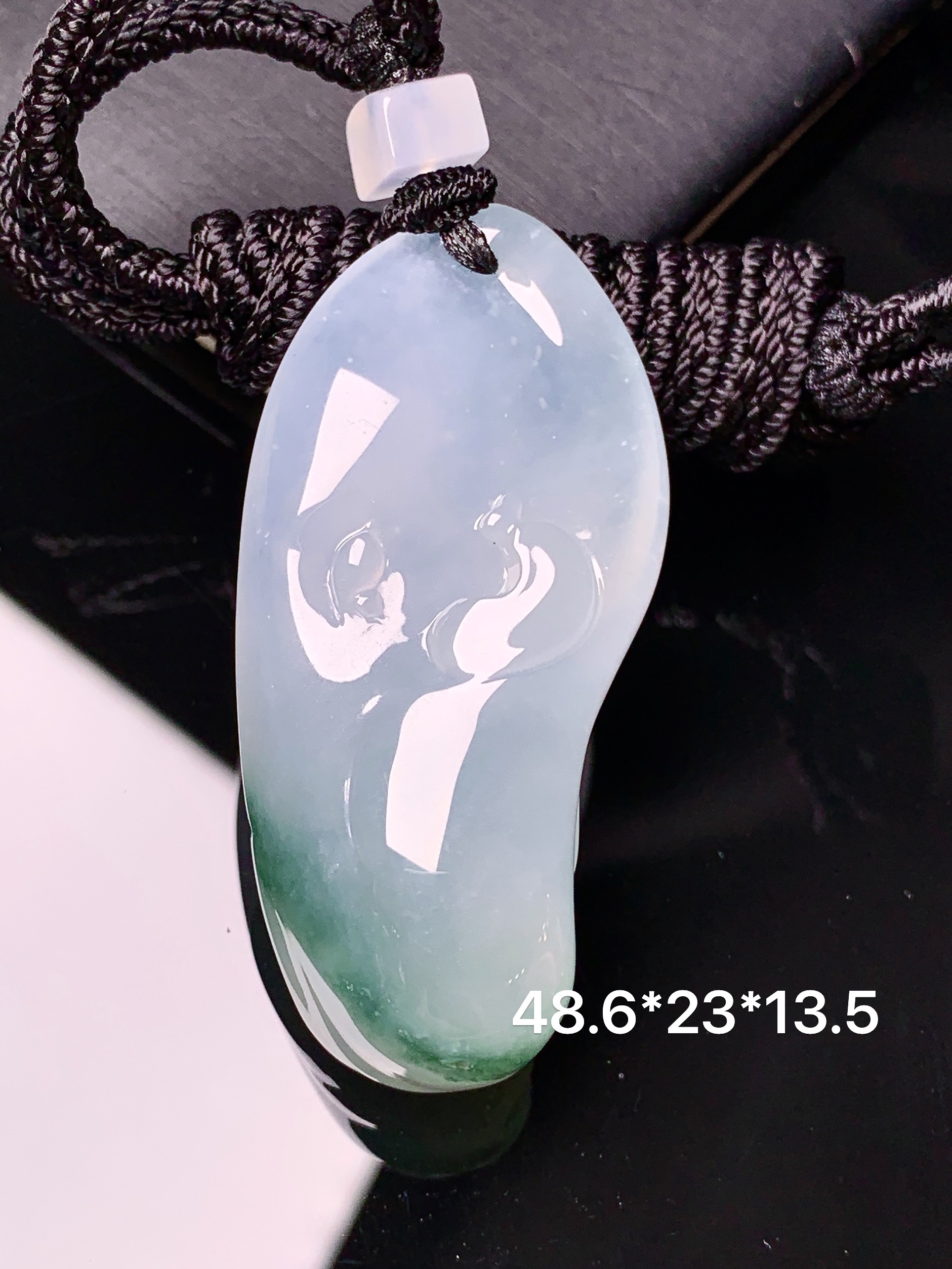 飘绿悟道牌吊坠 玉质细腻 色泽艳丽清新 水润亮眼 整体尺寸48.6*23*13.5L1