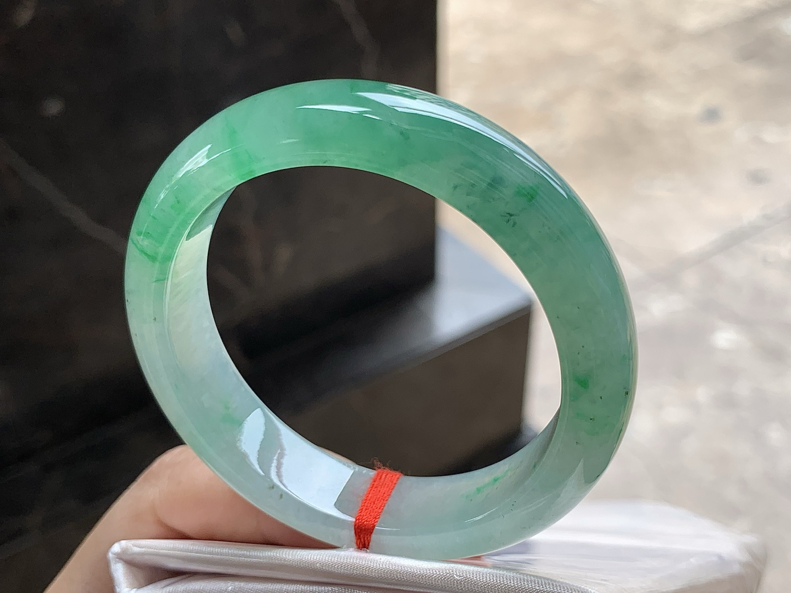 52.5-12.7-8.3

带色手镯^_^正圈52 53  种好水润～ 颜色鲜艳